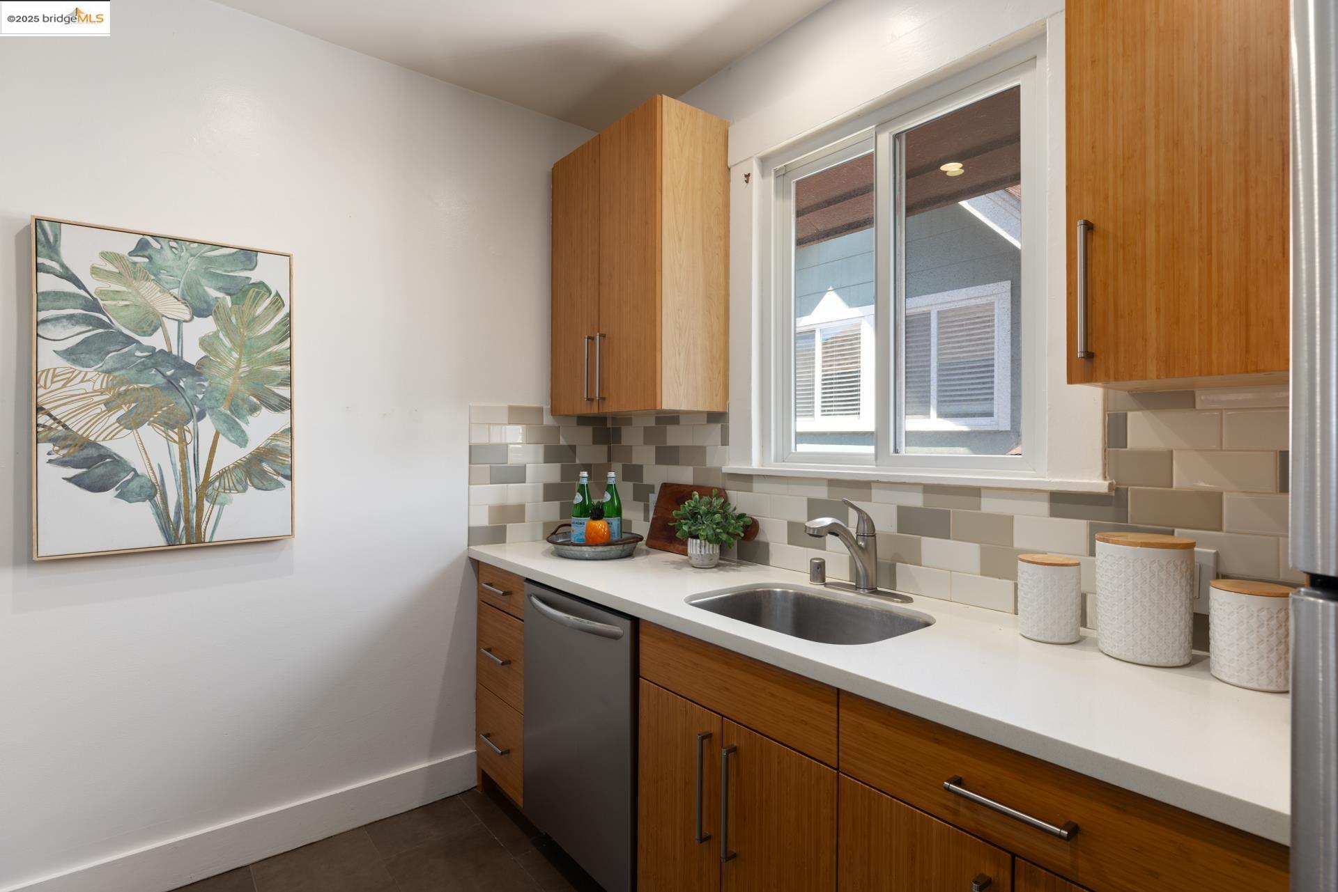 Detail Gallery Image 9 of 17 For 665 39th St, Oakland,  CA 94609 - – Beds | – Baths