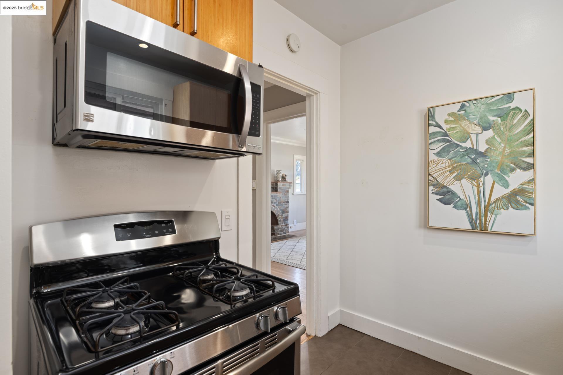 Detail Gallery Image 10 of 17 For 665 39th St, Oakland,  CA 94609 - – Beds | – Baths