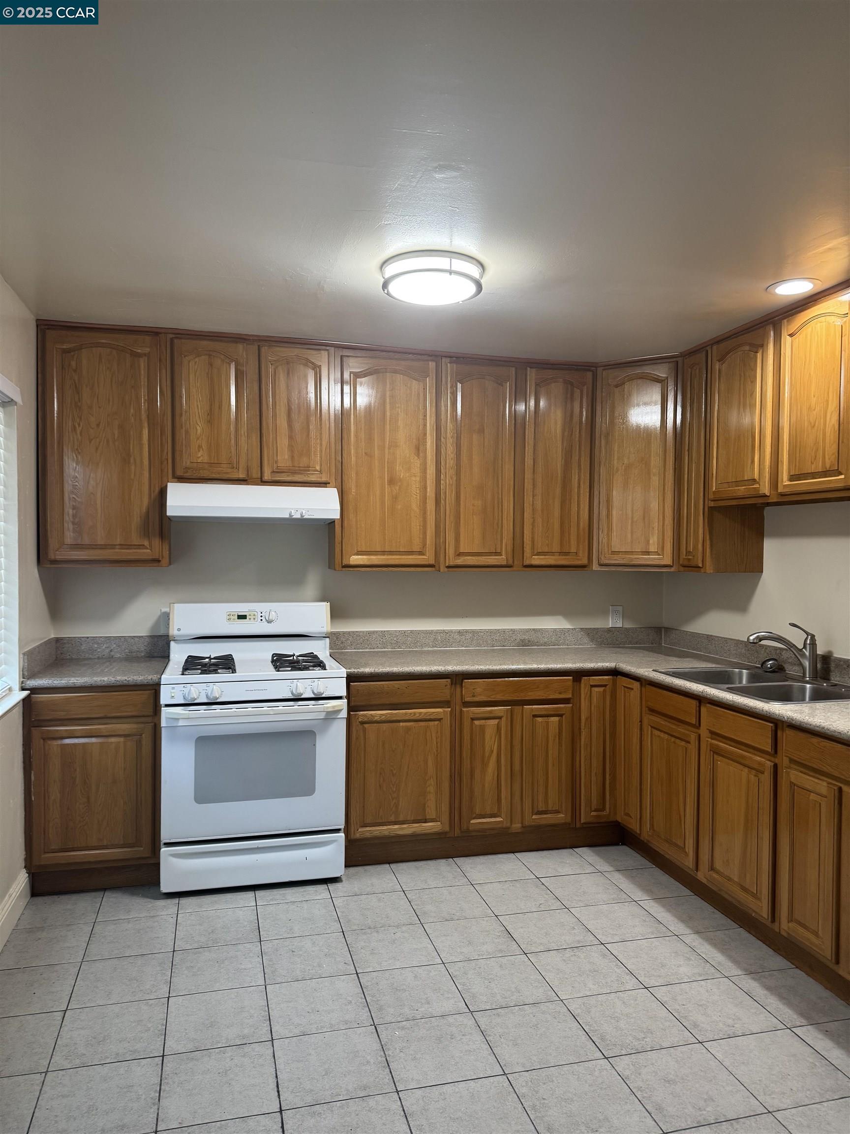 Detail Gallery Image 1 of 1 For 941 37th St, Oakland,  CA 94608 - 2 Beds | 1 Baths