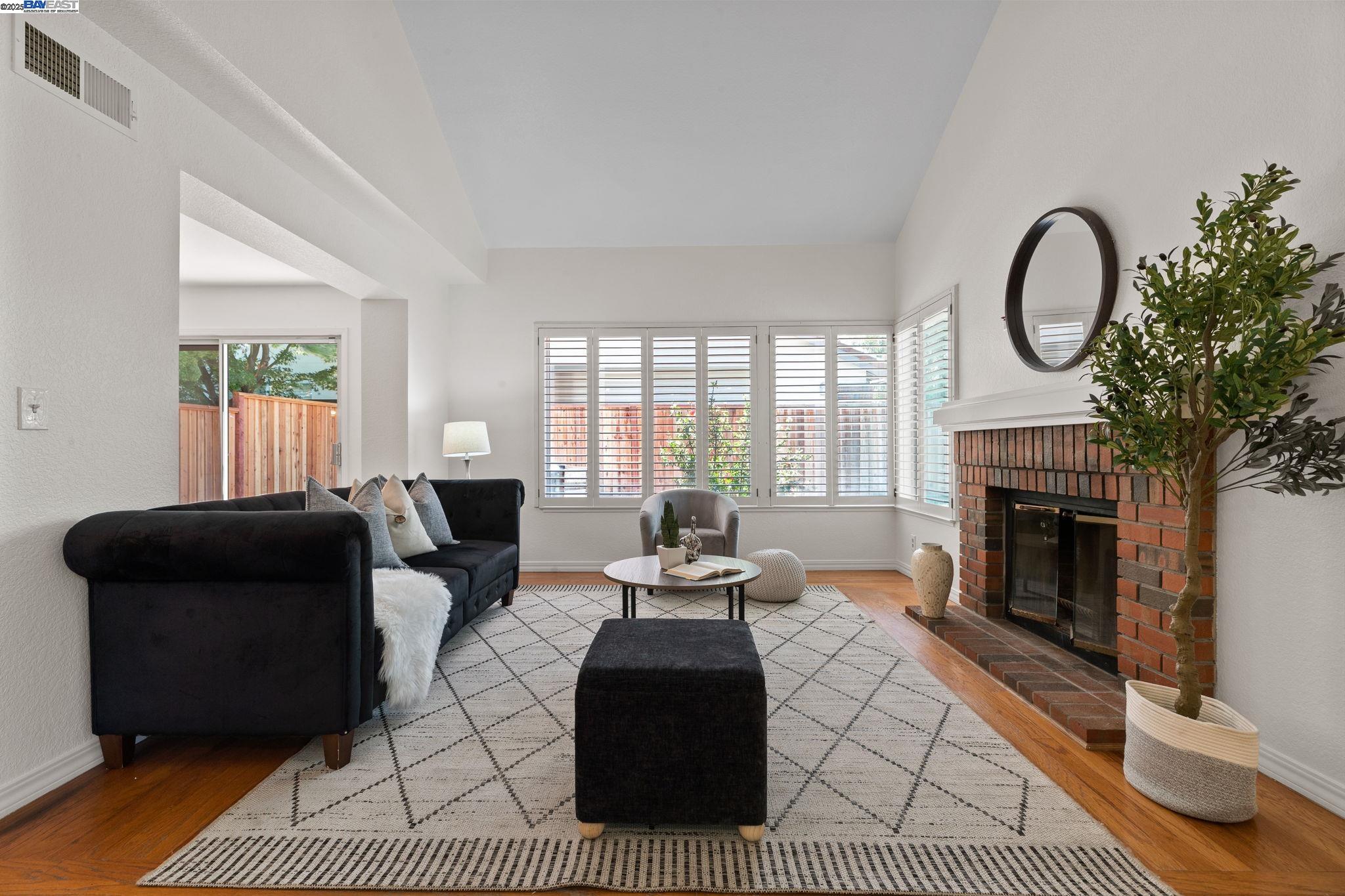 Detail Gallery Image 2 of 39 For 1585 Poppybank Ct, Pleasanton,  CA 94566 - 4 Beds | 2/1 Baths