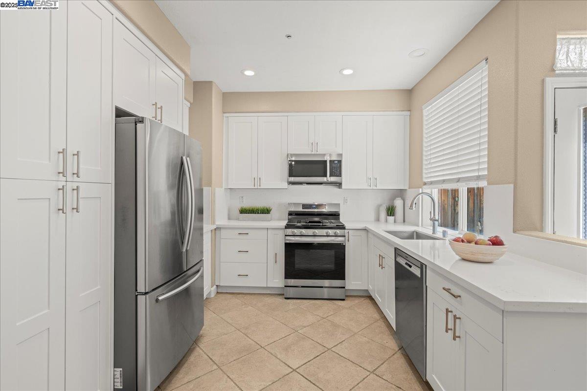 Detail Gallery Image 11 of 38 For 107 Limestone Cmn, Livermore,  CA 94550 - 3 Beds | 3 Baths