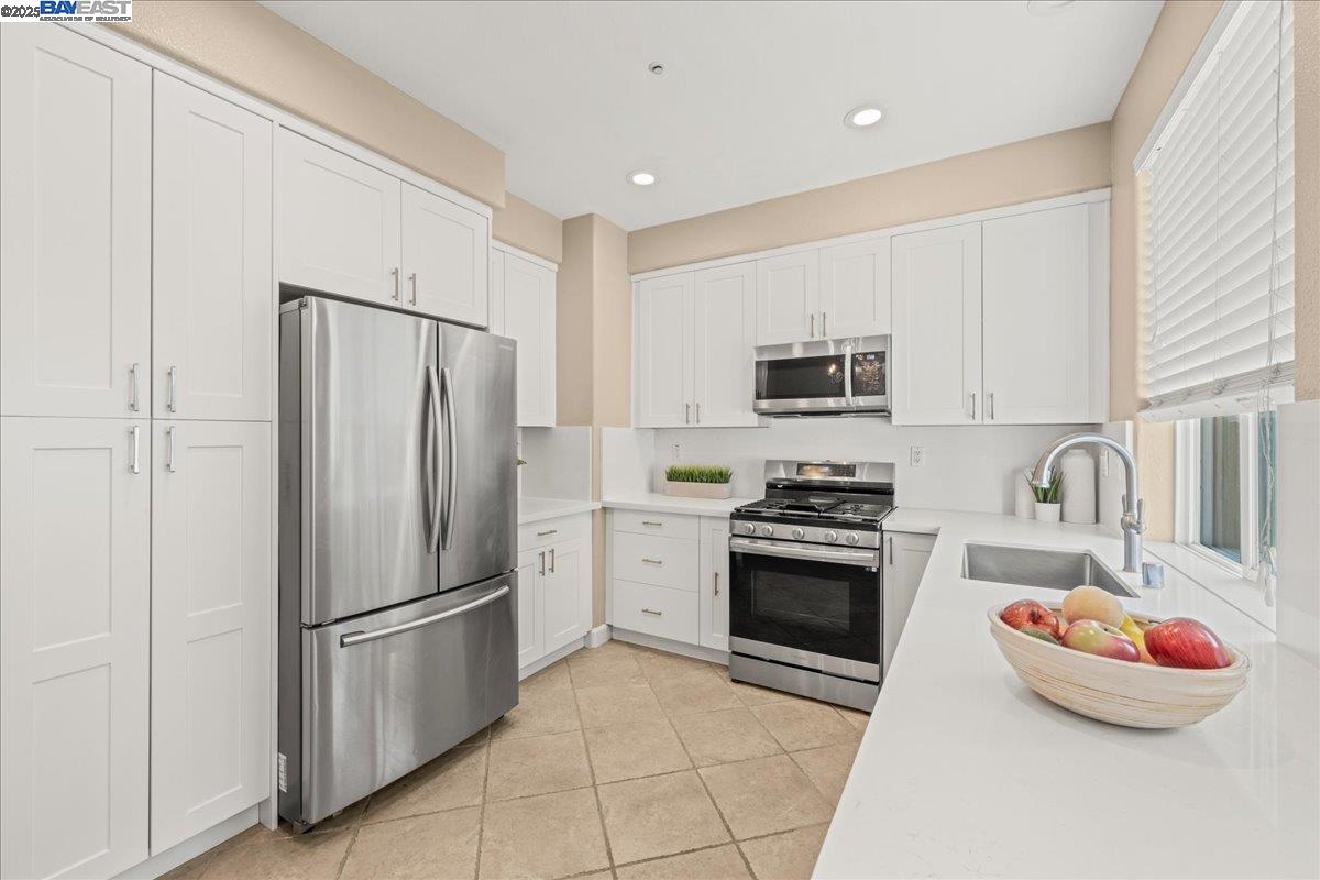 Detail Gallery Image 4 of 38 For 107 Limestone Cmn, Livermore,  CA 94550 - 3 Beds | 3 Baths