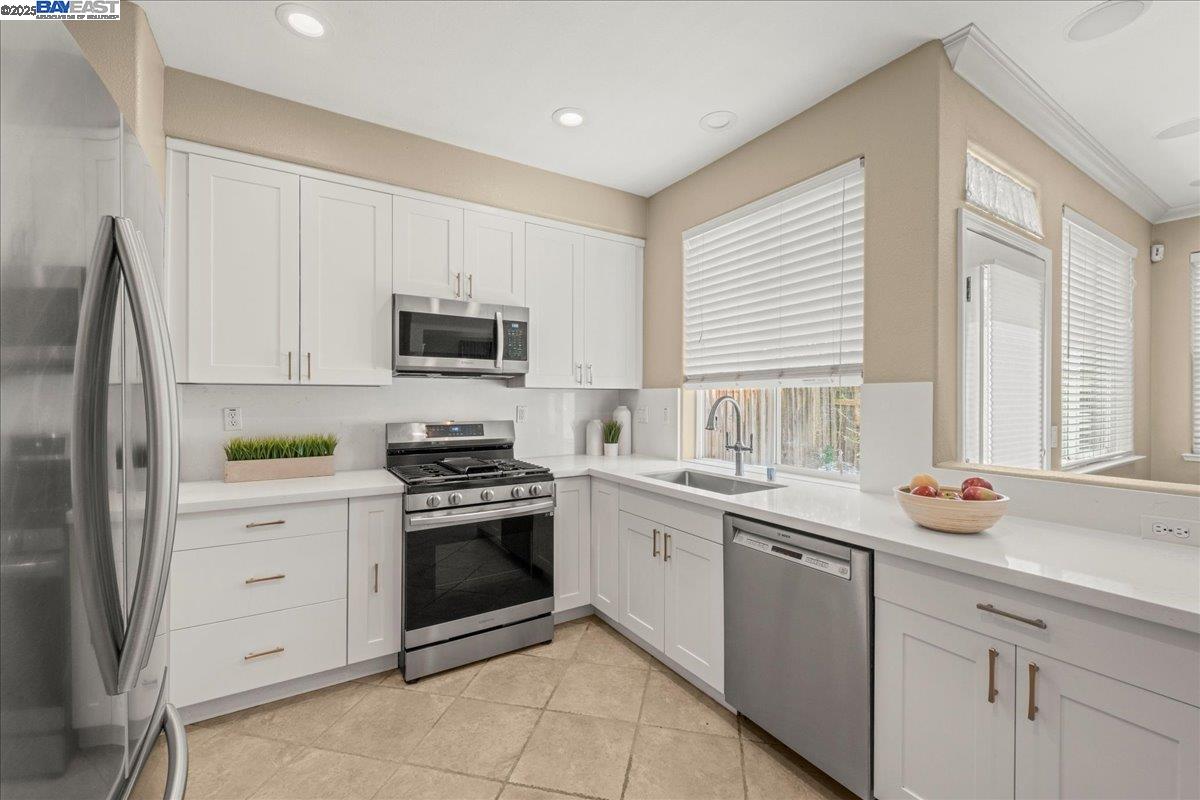 Detail Gallery Image 10 of 38 For 107 Limestone Cmn, Livermore,  CA 94550 - 3 Beds | 3 Baths
