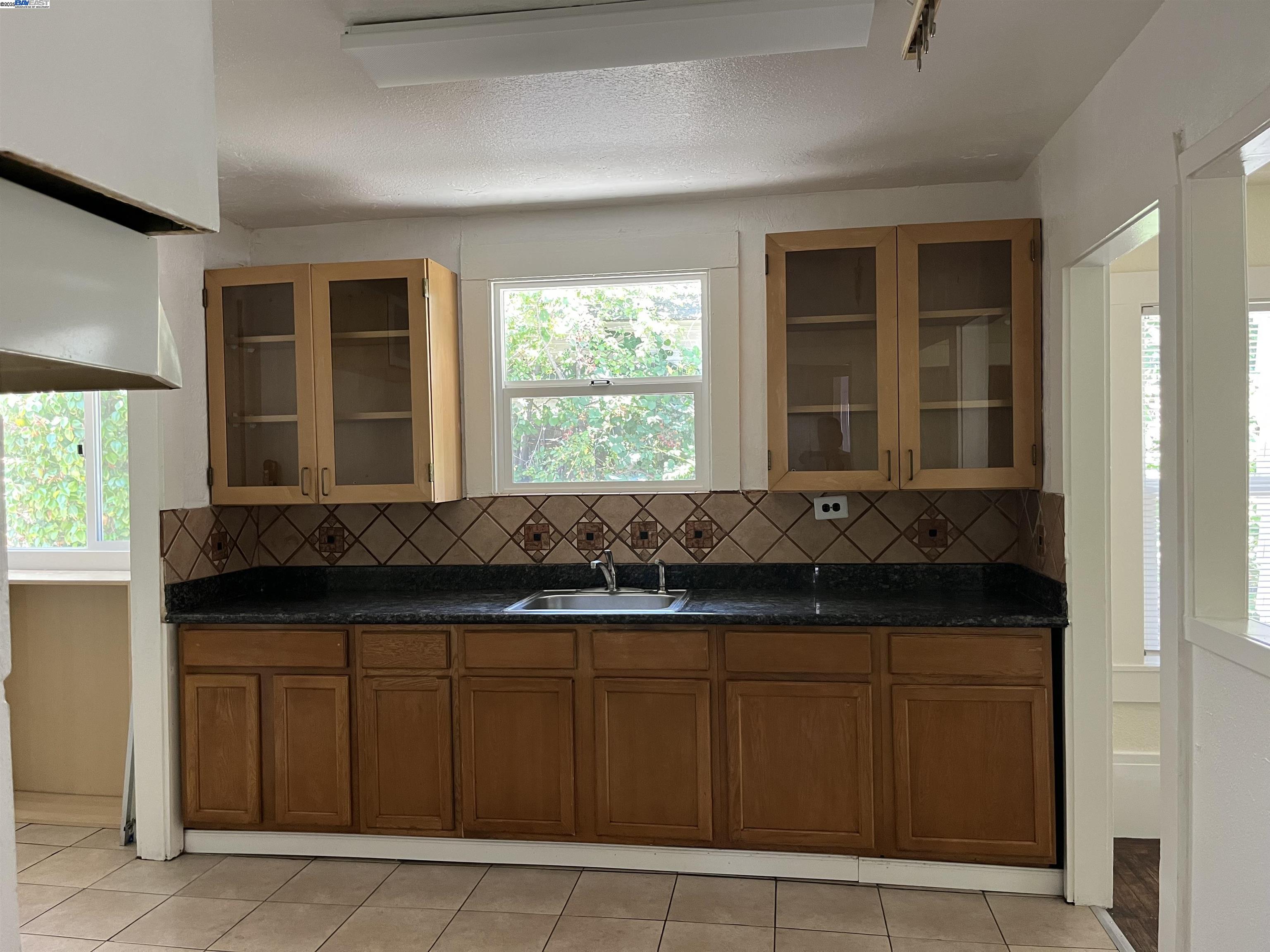 Detail Gallery Image 11 of 32 For 1638 84th Ave, Oakland,  CA 94621 - 2 Beds | 1 Baths
