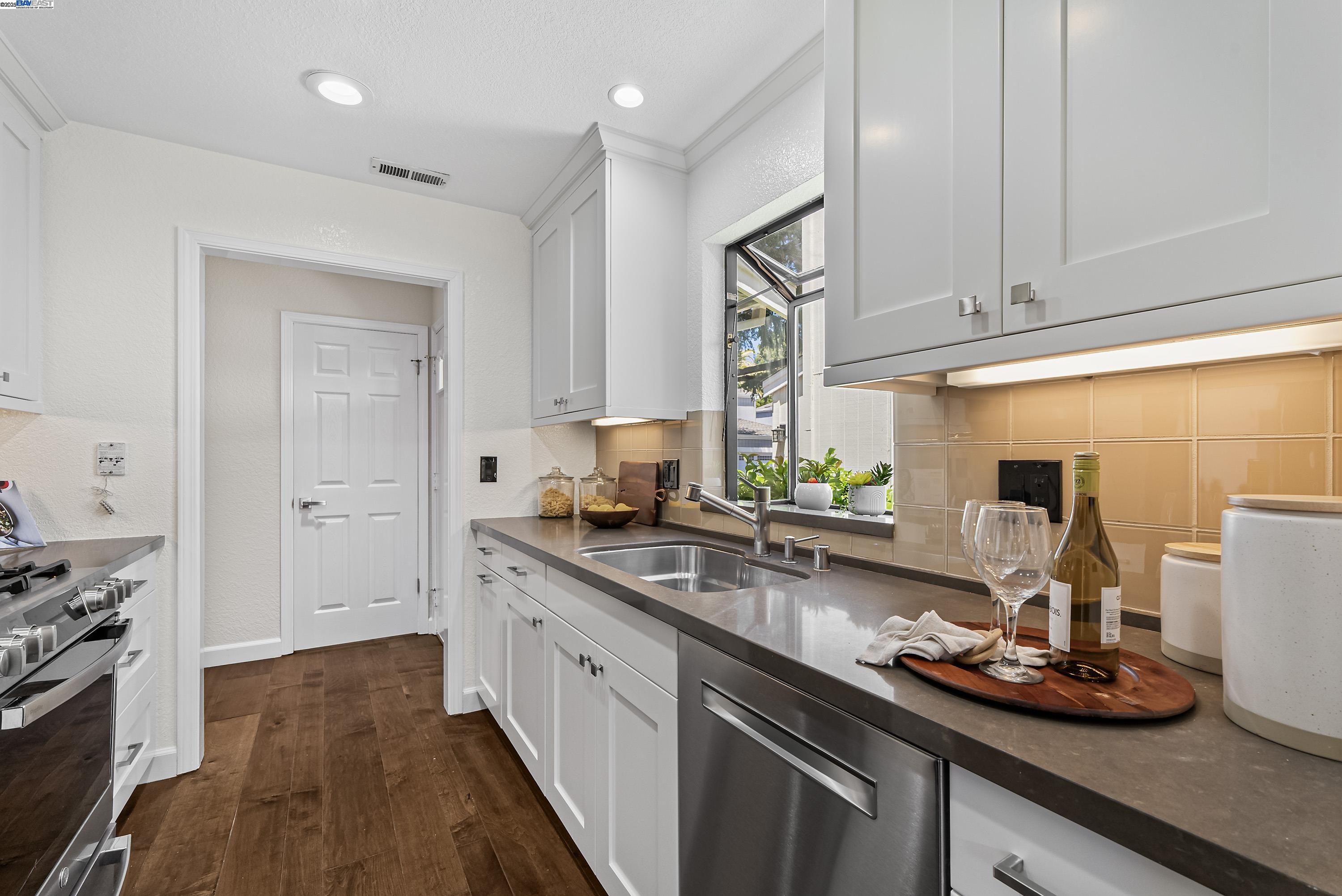 Detail Gallery Image 11 of 39 For 163 Gladys Ave, Mountain View,  CA 94043 - 2 Beds | 2/1 Baths