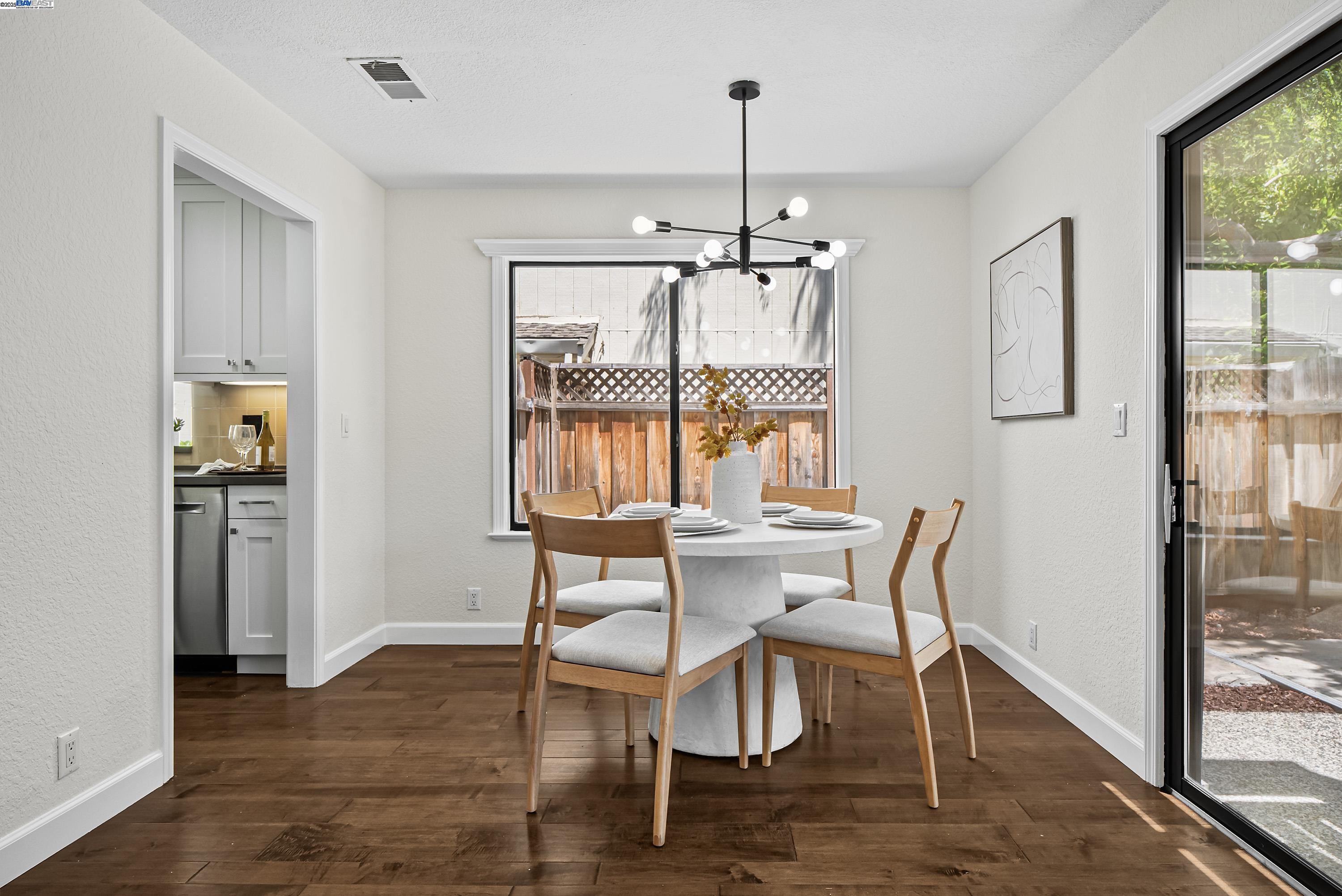 Detail Gallery Image 8 of 39 For 163 Gladys Ave, Mountain View,  CA 94043 - 2 Beds | 2/1 Baths