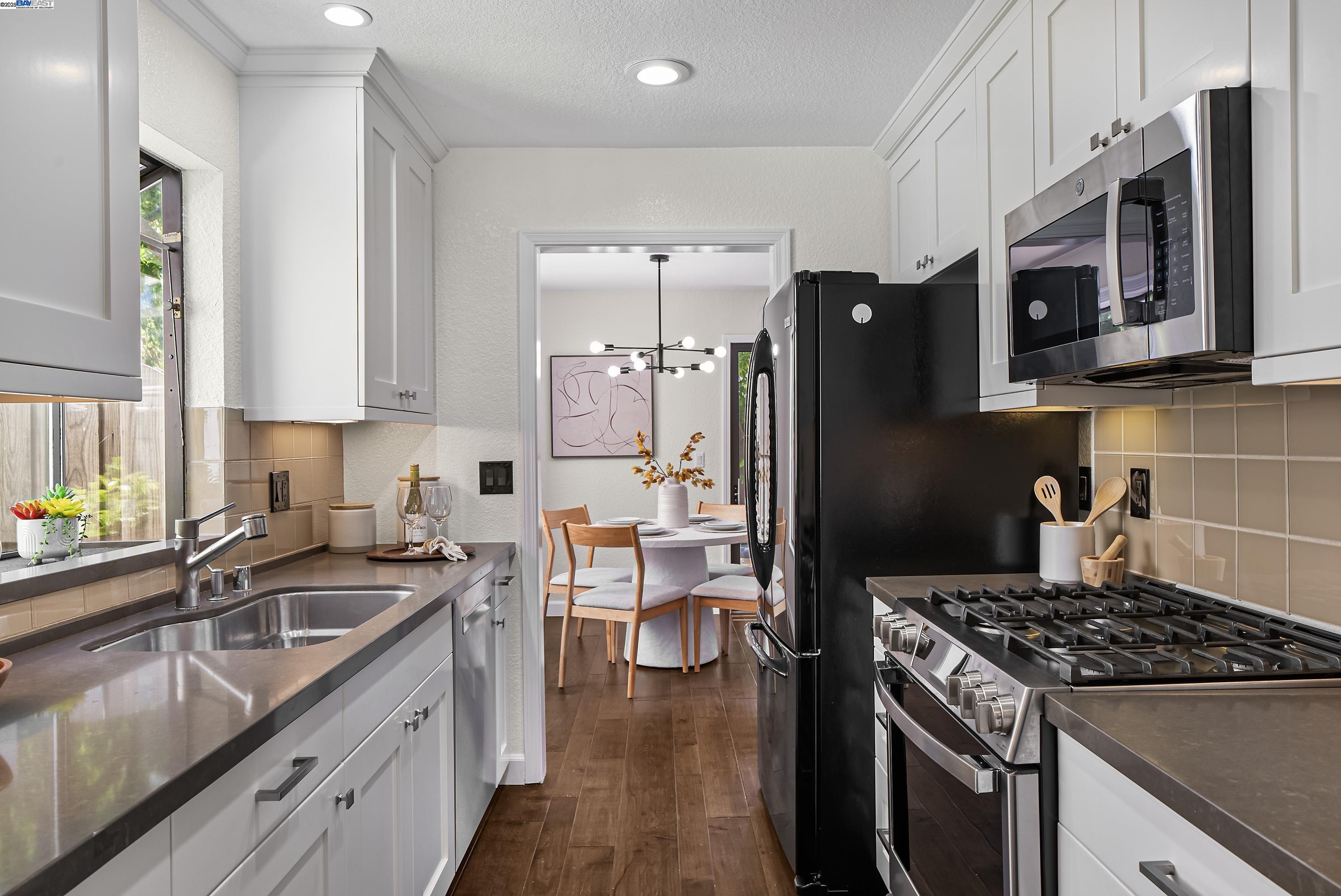 Detail Gallery Image 10 of 39 For 163 Gladys Ave, Mountain View,  CA 94043 - 2 Beds | 2/1 Baths