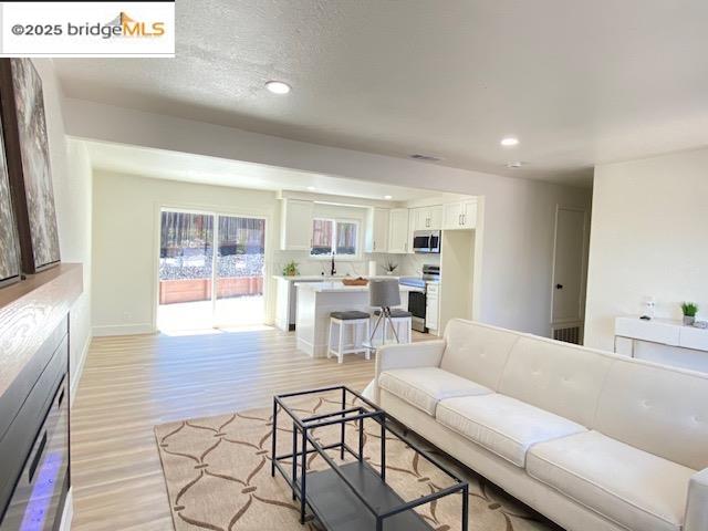 5 Dolphin Dr, Pittsburg, California 94565, 3 Bedrooms Bedrooms, 6 Rooms Rooms,2 BathroomsBathrooms,Residential,For Sale,5 Dolphin Dr,41105831
