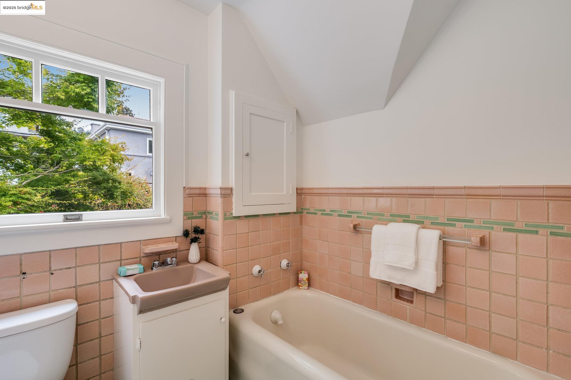 839 Mendocino Ave, Berkeley, California 94707, 3 Bedrooms Bedrooms, 8 Rooms Rooms,2 BathroomsBathrooms,Residential,For Sale,839 Mendocino Ave,41105837