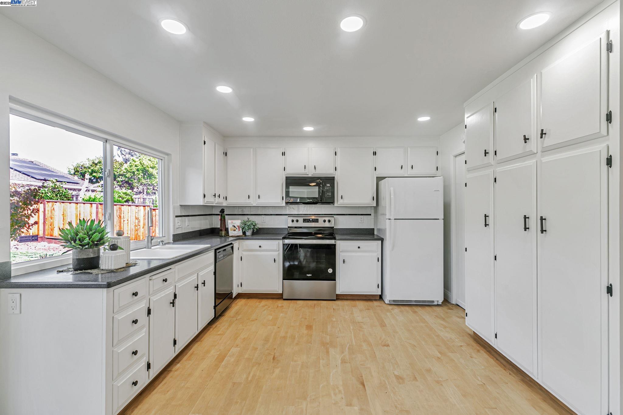 Detail Gallery Image 16 of 51 For 35272 Lake Blvd, Newark,  CA 94560 - 4 Beds | 2/1 Baths