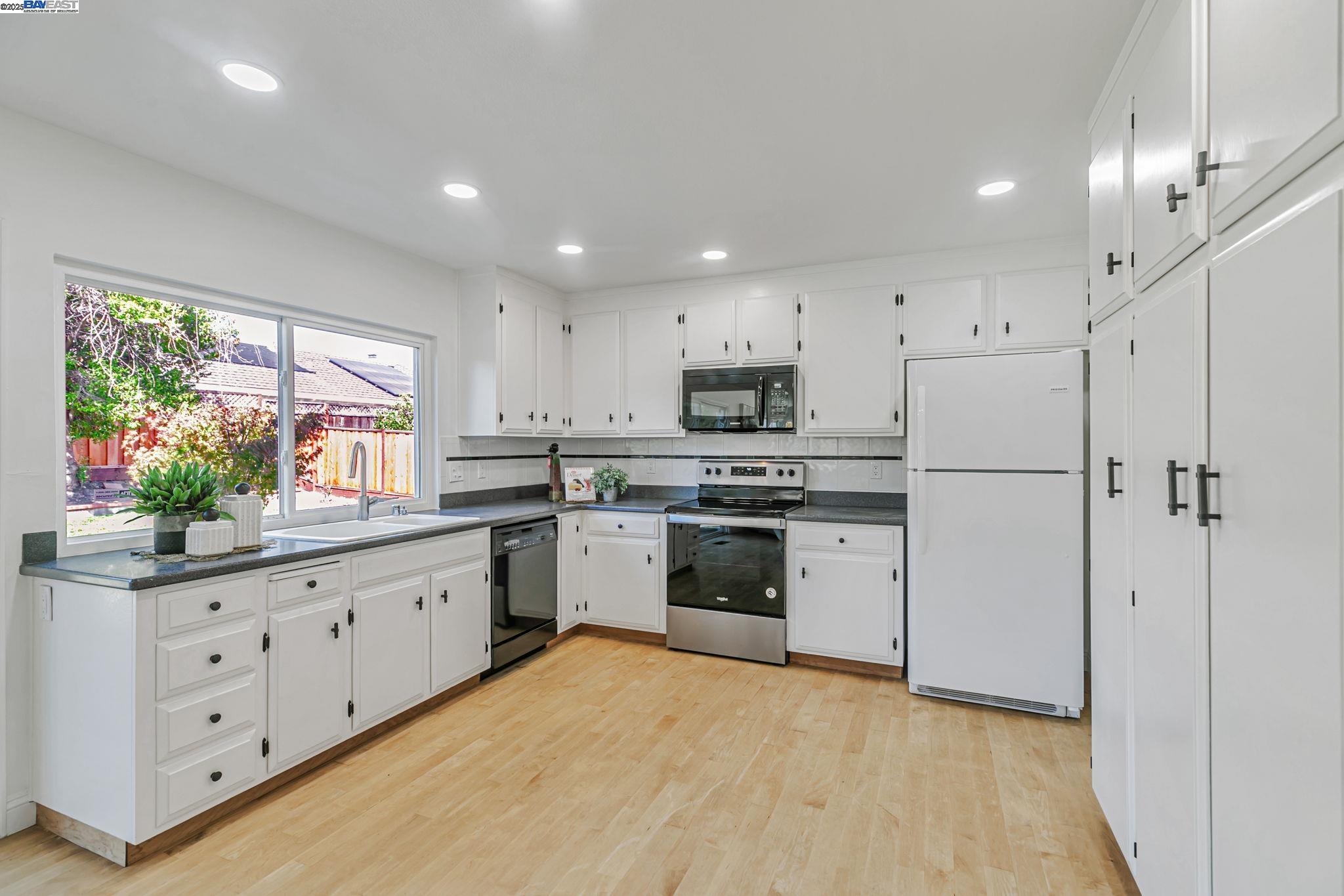 Detail Gallery Image 17 of 51 For 35272 Lake Blvd, Newark,  CA 94560 - 4 Beds | 2/1 Baths