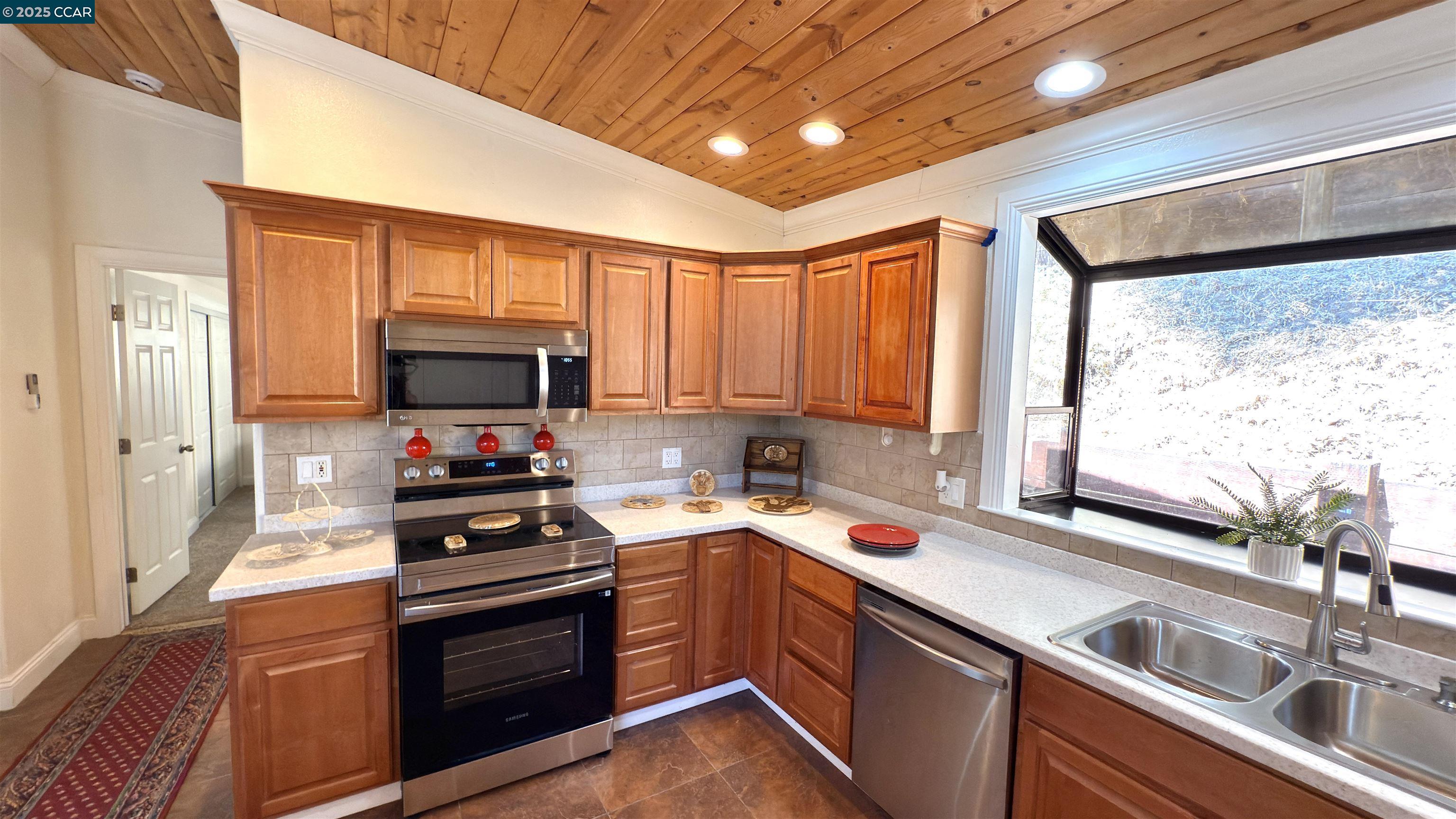 Detail Gallery Image 6 of 17 For 5935 Sunrise Ct, Lower Lake,  CA 95457 - 3 Beds | 2 Baths