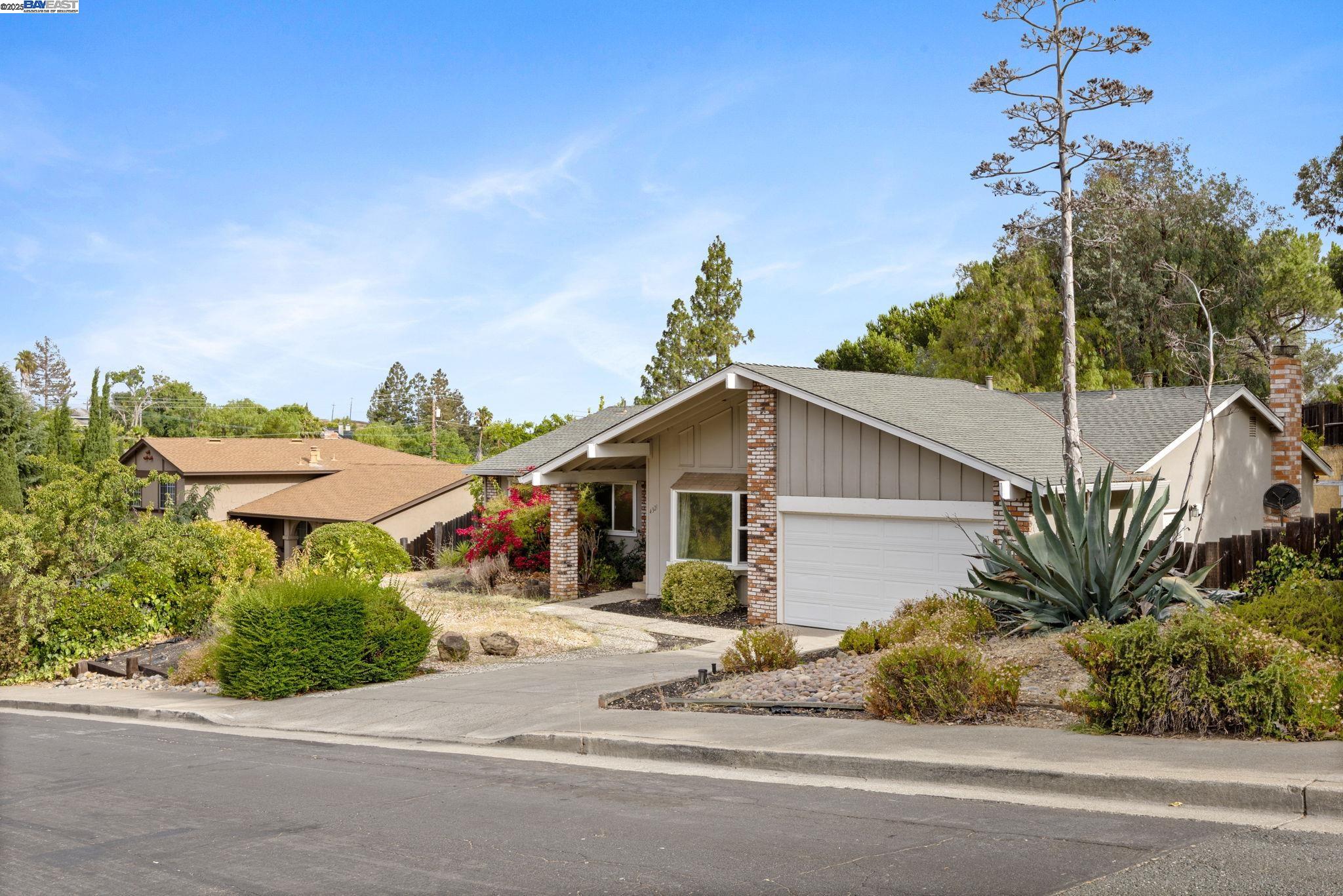 Detail Gallery Image 2 of 33 For 4321 Kingswood Dr, Concord,  CA 94518 - 4 Beds | 3 Baths