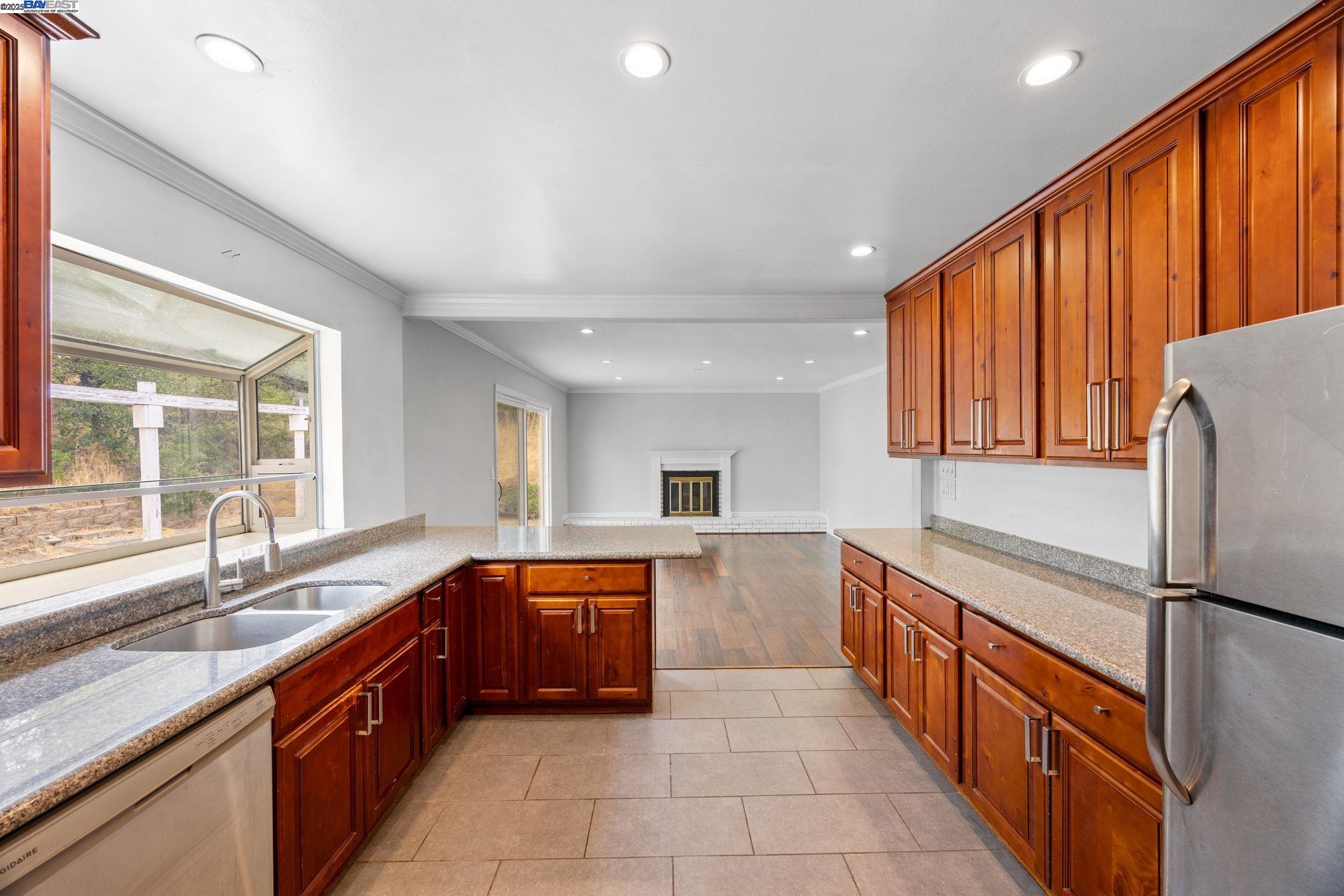 Detail Gallery Image 12 of 33 For 4321 Kingswood Dr, Concord,  CA 94518 - 4 Beds | 3 Baths