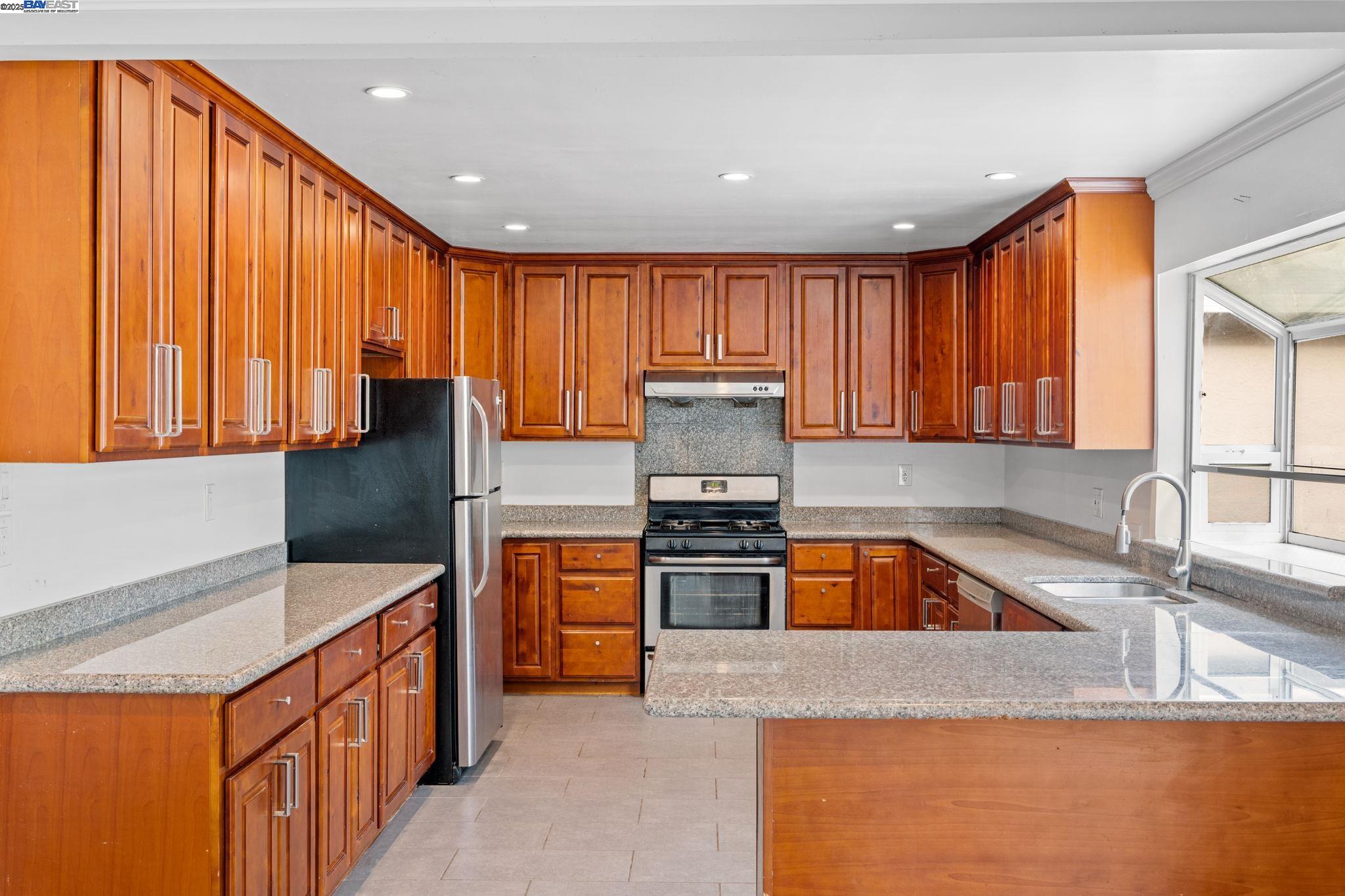 Detail Gallery Image 13 of 33 For 4321 Kingswood Dr, Concord,  CA 94518 - 4 Beds | 3 Baths