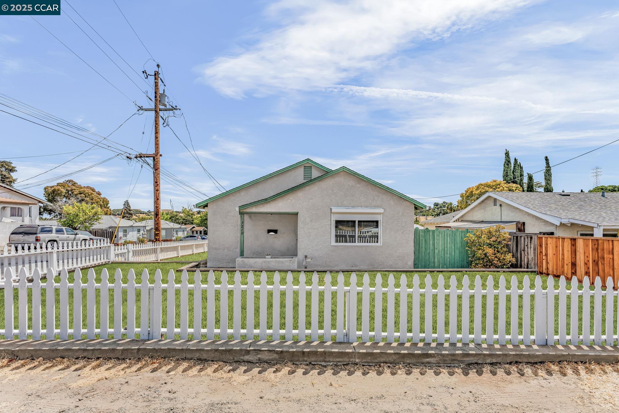 Detail Gallery Image 1 of 1 For 1270 Santa Fe Ave, Martinez,  CA 94553 - 2 Beds | 1 Baths