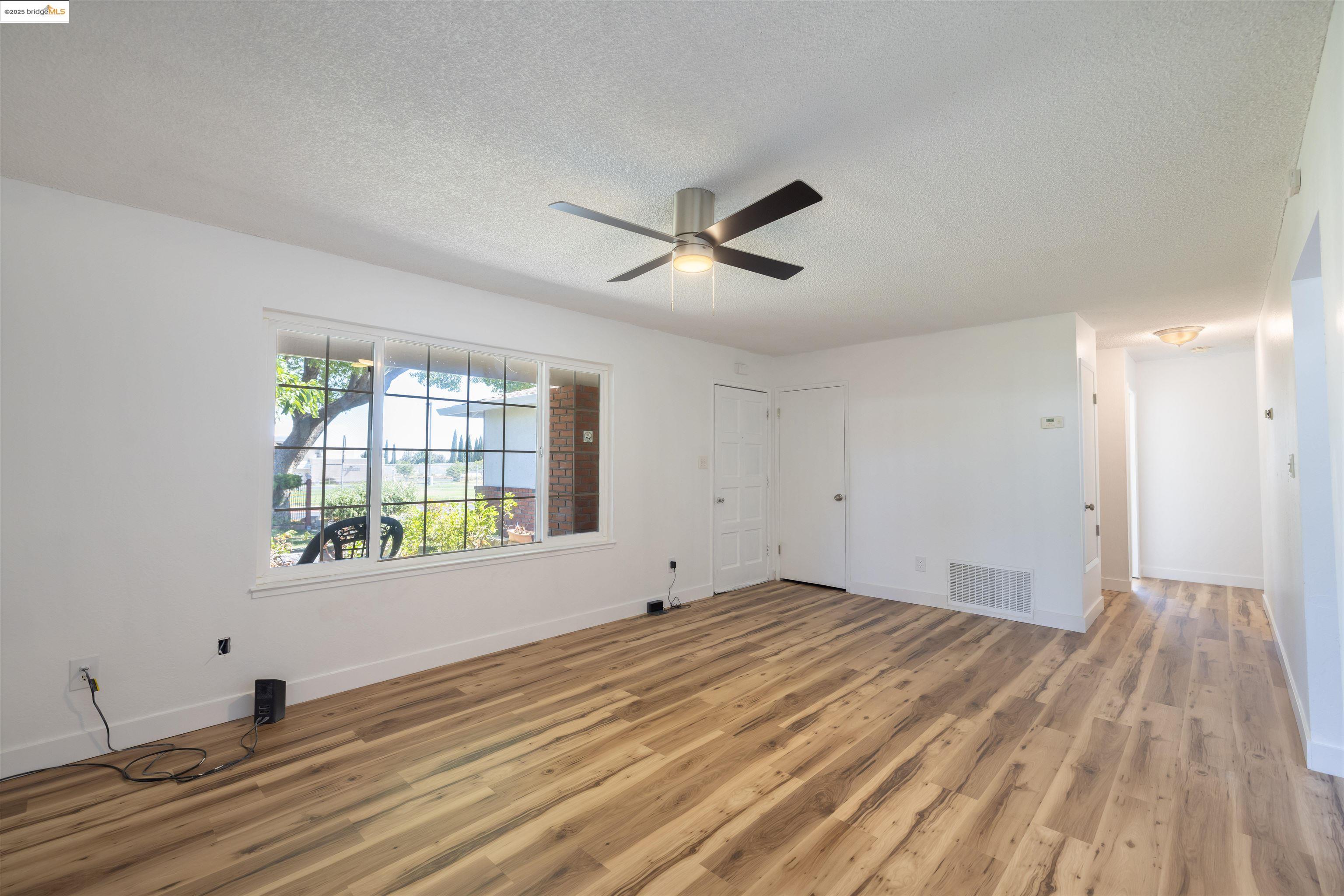 Detail Gallery Image 13 of 59 For 1813 Hanlon Way, Pittsburg,  CA 94565 - 4 Beds | 1/1 Baths