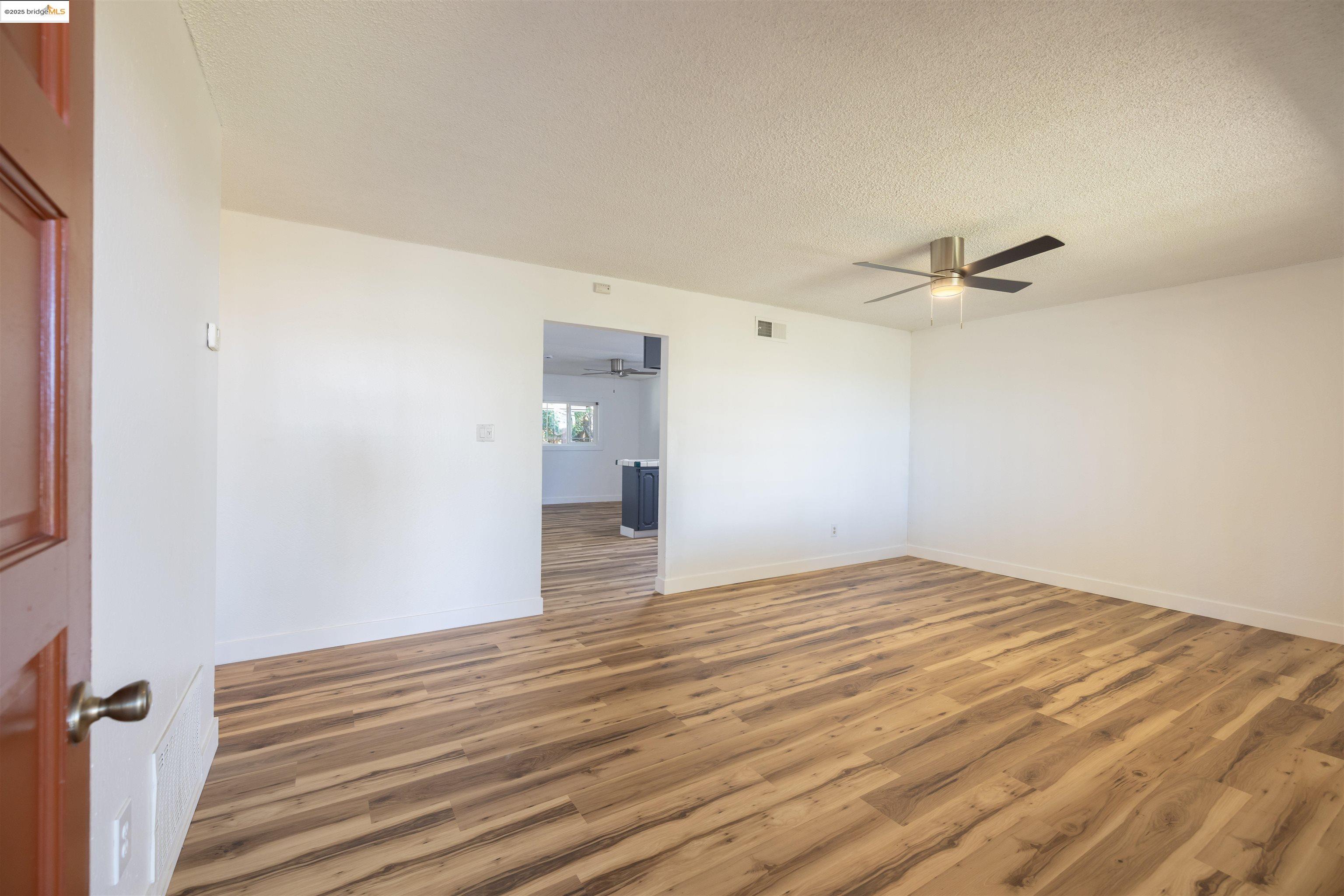 Detail Gallery Image 10 of 59 For 1813 Hanlon Way, Pittsburg,  CA 94565 - 4 Beds | 1/1 Baths