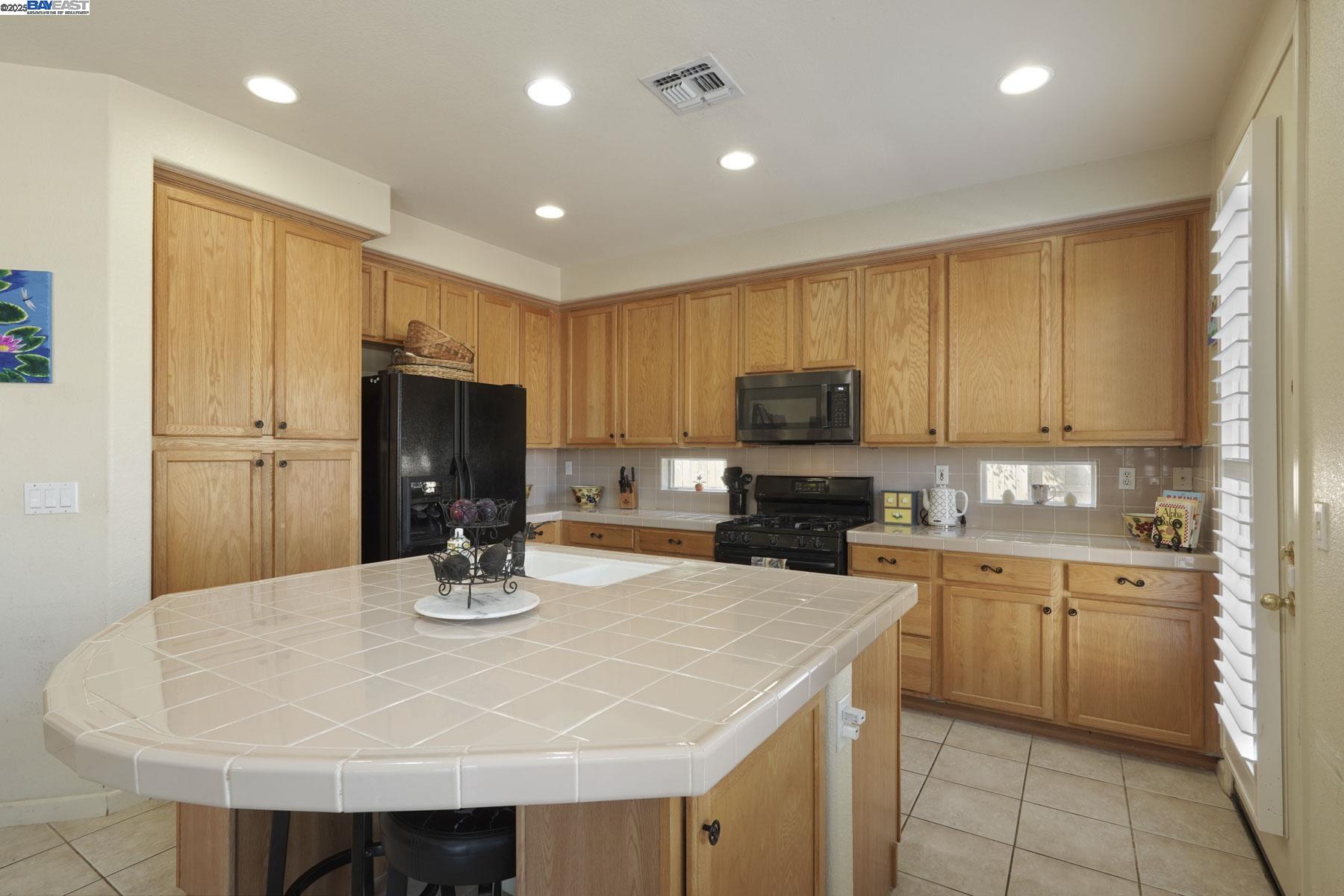 Detail Gallery Image 33 of 53 For 5854 Riverbank Cir, Stockton,  CA 95219 - 3 Beds | 2/1 Baths