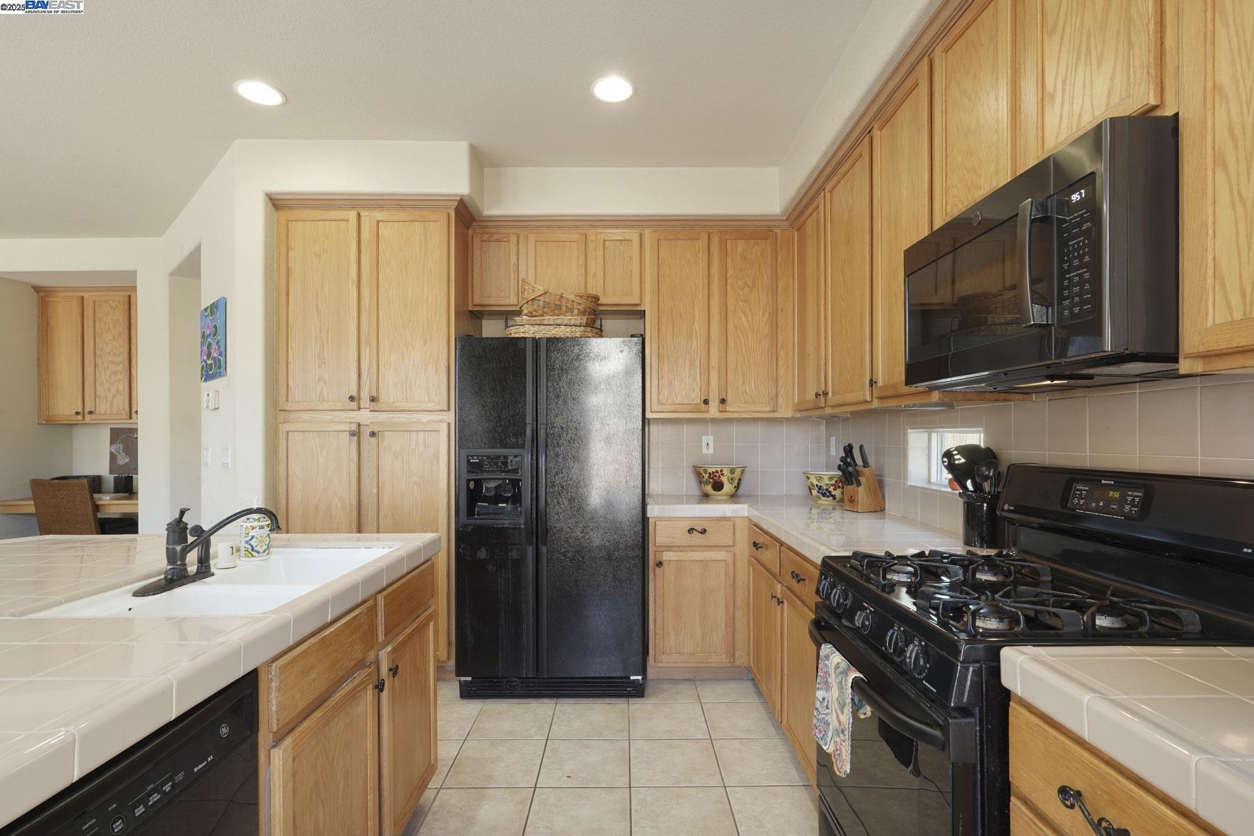 Detail Gallery Image 34 of 53 For 5854 Riverbank Cir, Stockton,  CA 95219 - 3 Beds | 2/1 Baths