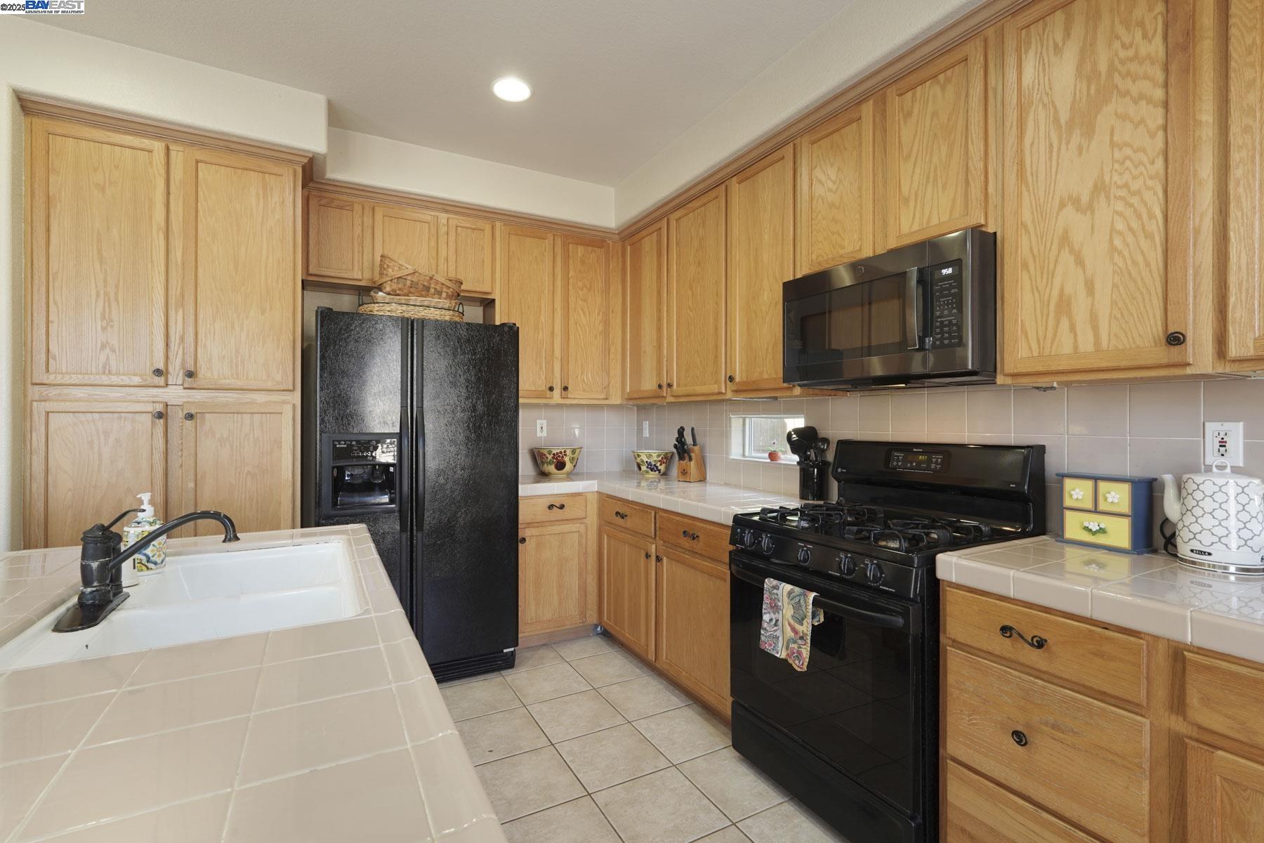 Detail Gallery Image 37 of 53 For 5854 Riverbank Cir, Stockton,  CA 95219 - 3 Beds | 2/1 Baths