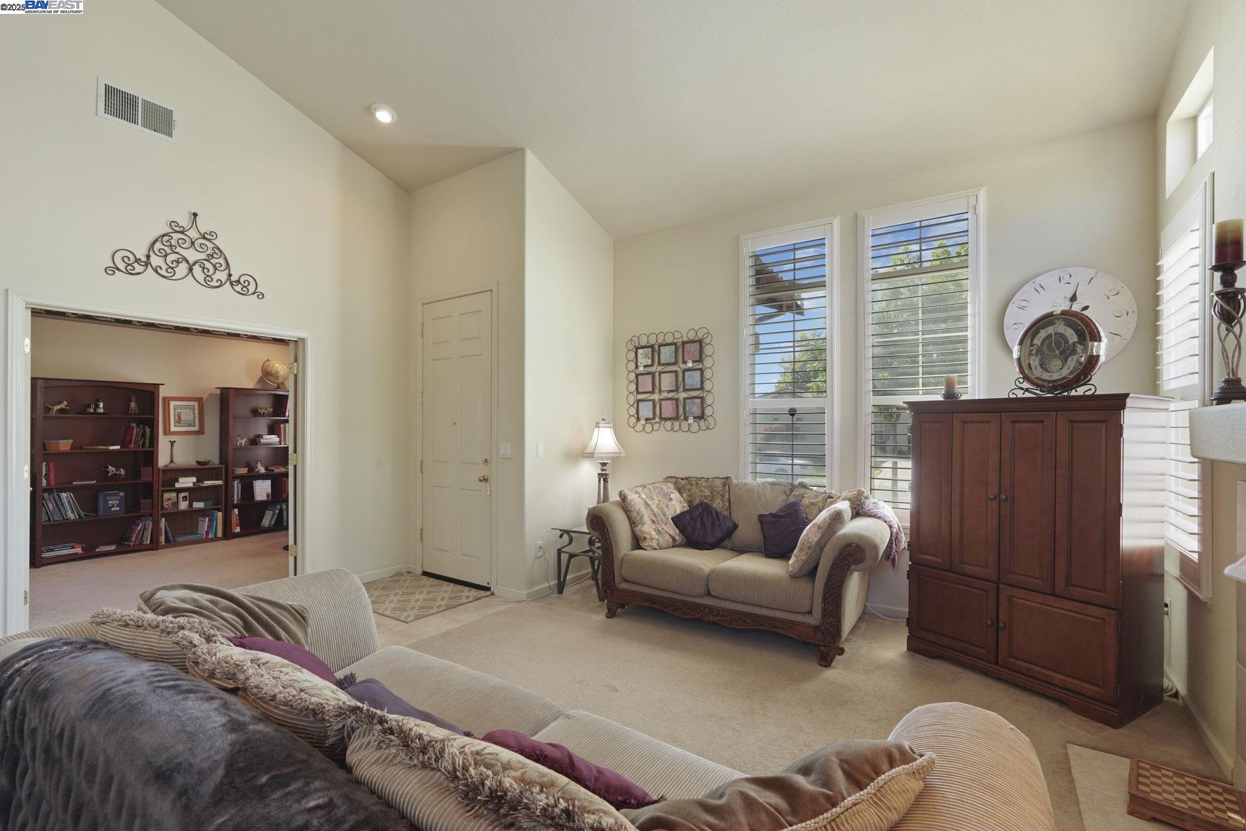 Detail Gallery Image 5 of 53 For 5854 Riverbank Cir, Stockton,  CA 95219 - 3 Beds | 2/1 Baths