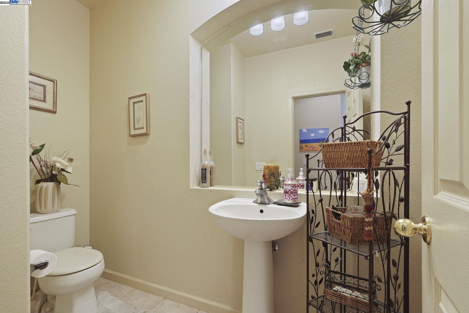Detail Gallery Image 10 of 53 For 5854 Riverbank Cir, Stockton,  CA 95219 - 3 Beds | 2/1 Baths