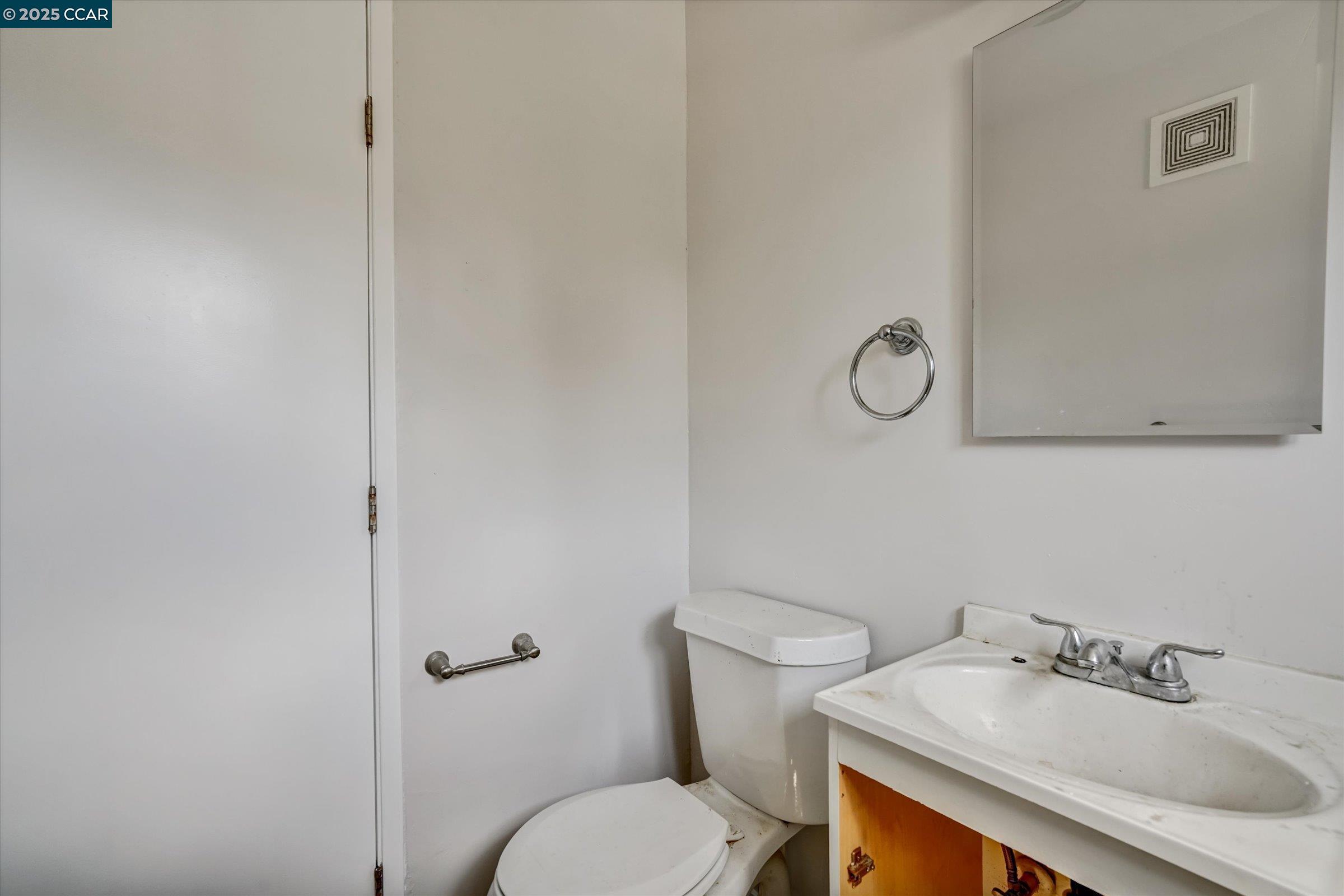 5235 Macarthur Blvd, Oakland, California 94619, ,Residential Income,For Sale,5235 Macarthur Blvd,41105896