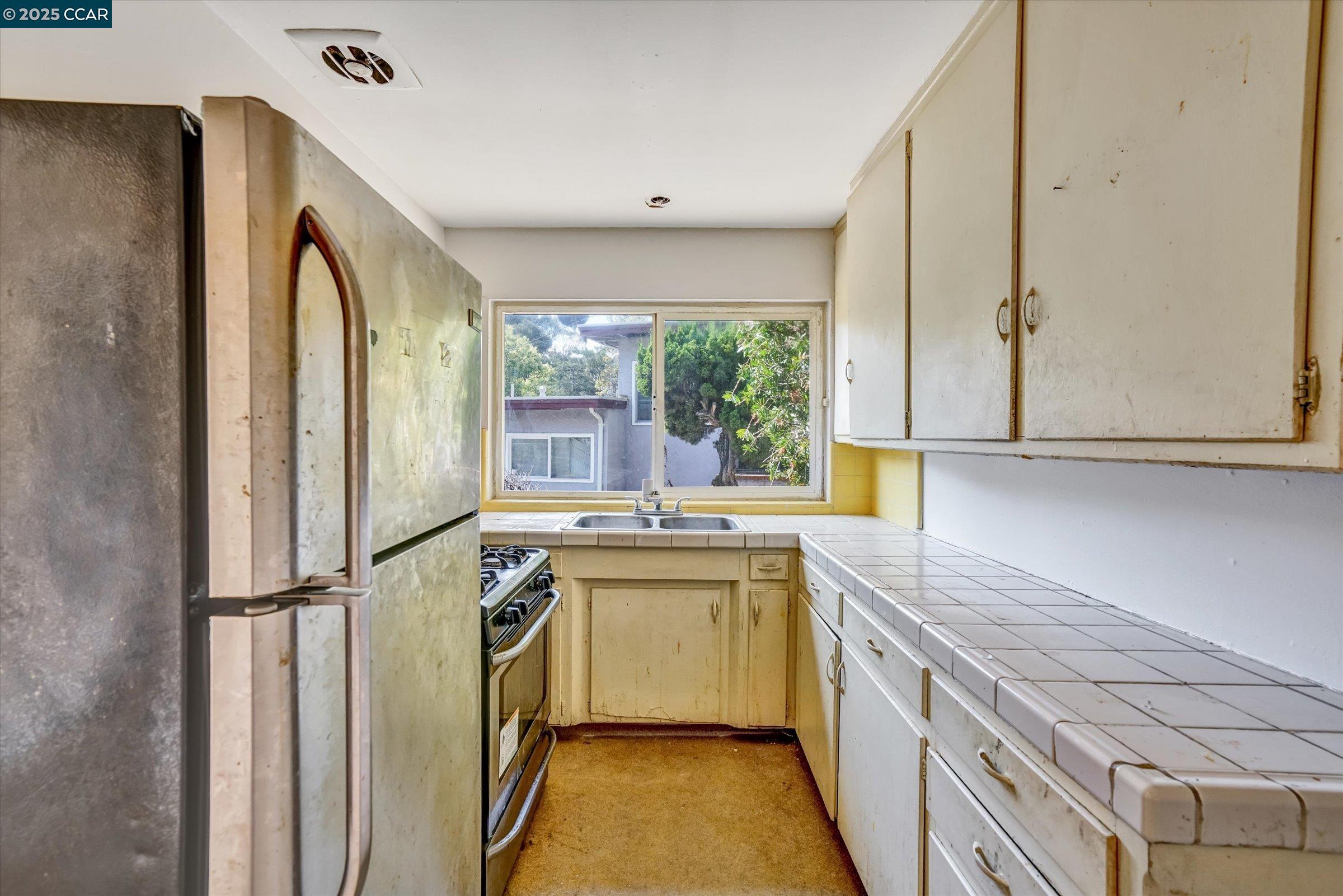 5235 Macarthur Blvd, Oakland, California 94619, ,Residential Income,For Sale,5235 Macarthur Blvd,41105896