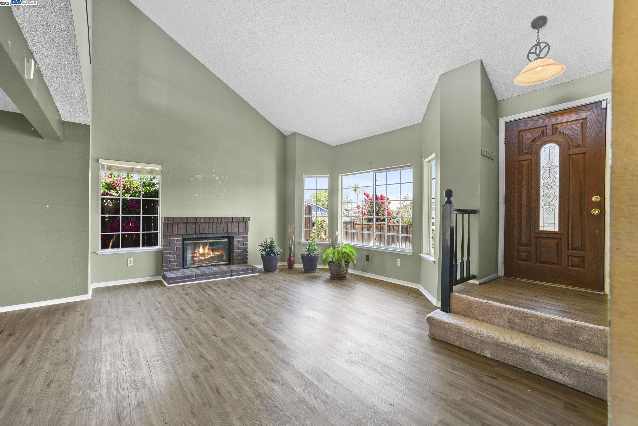 Detail Gallery Image 2 of 49 For 1732 Isleton Court, Oakley,  CA 94561 - 3 Beds | 2 Baths