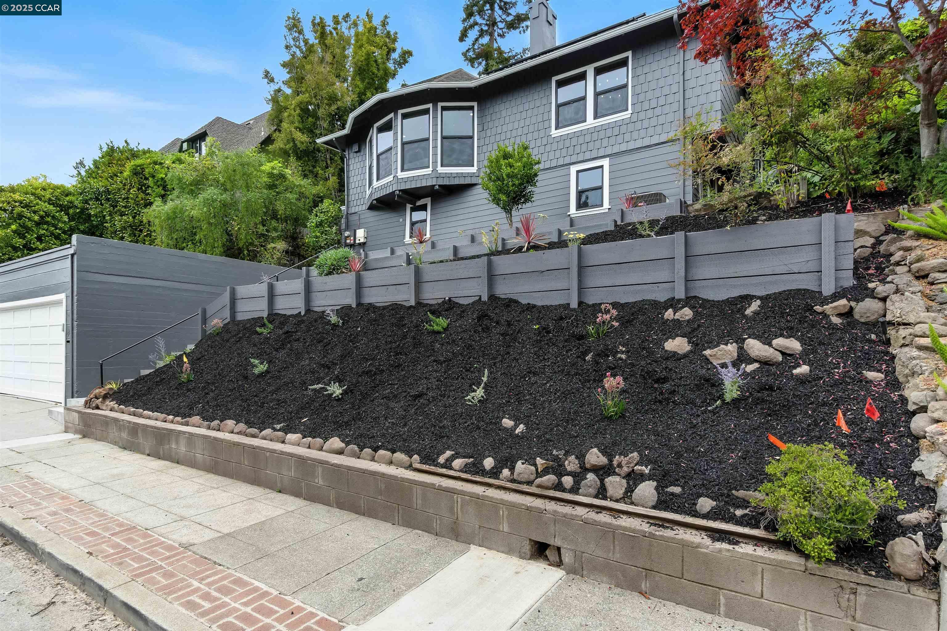 Detail Gallery Image 2 of 39 For 5020 Golden Gate Ave, Oakland,  CA 94618 - 4 Beds | 3 Baths