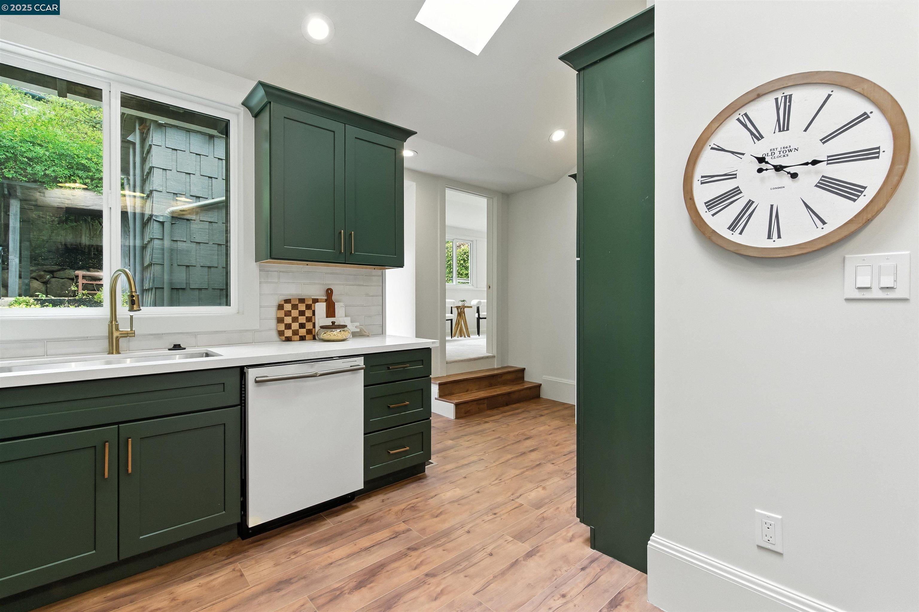 Detail Gallery Image 11 of 39 For 5020 Golden Gate Ave, Oakland,  CA 94618 - 4 Beds | 3 Baths