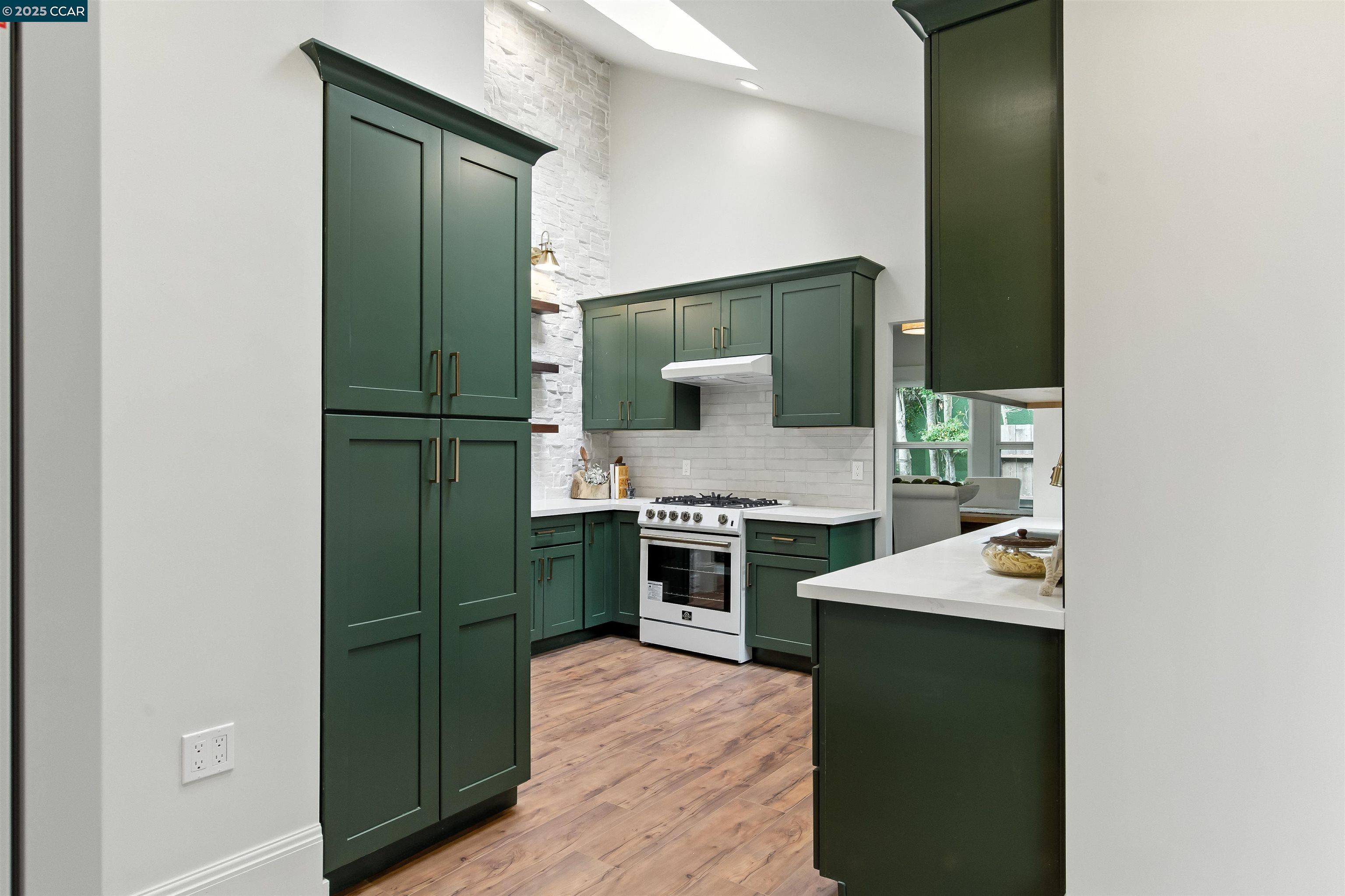 Detail Gallery Image 14 of 39 For 5020 Golden Gate Ave, Oakland,  CA 94618 - 4 Beds | 3 Baths