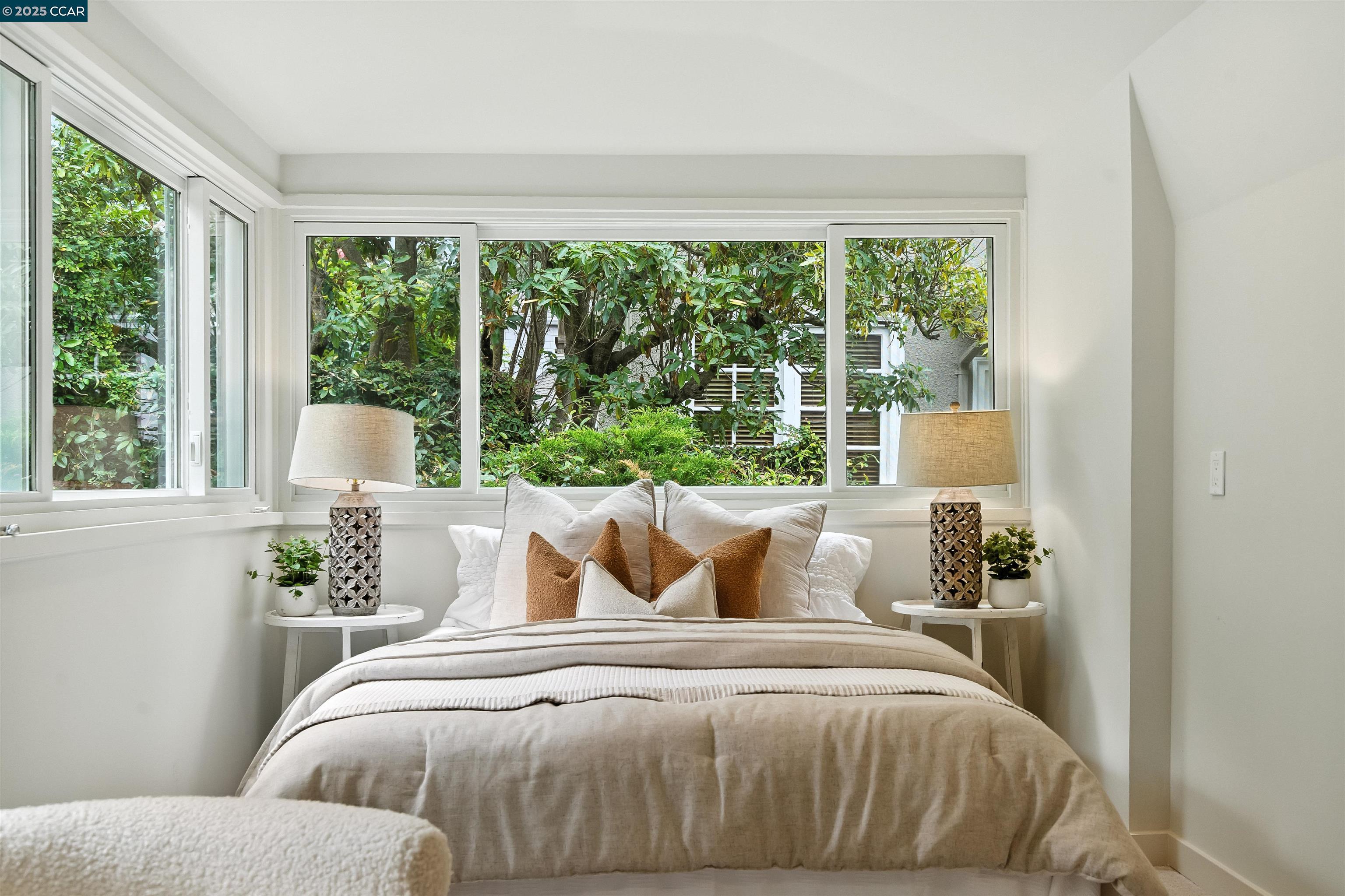 Detail Gallery Image 16 of 39 For 5020 Golden Gate Ave, Oakland,  CA 94618 - 4 Beds | 3 Baths