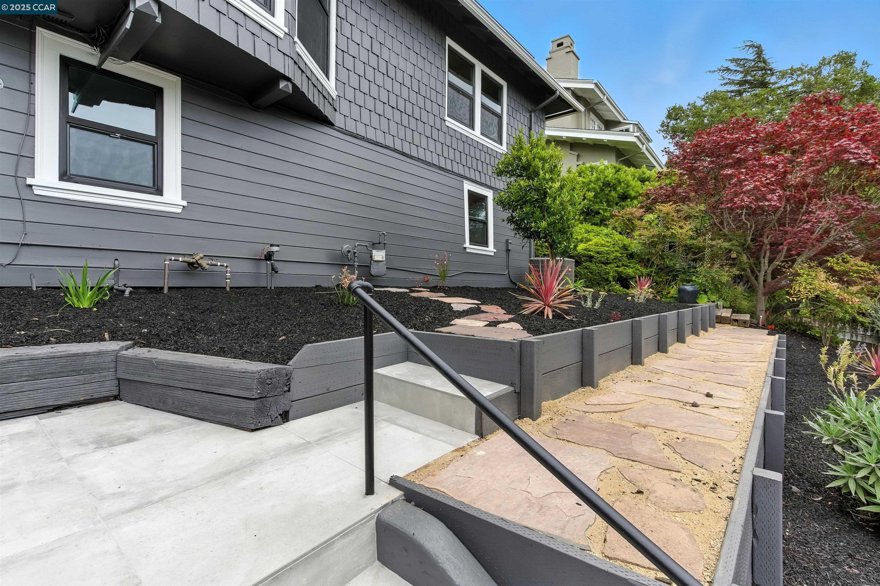 Detail Gallery Image 3 of 39 For 5020 Golden Gate Ave, Oakland,  CA 94618 - 4 Beds | 3 Baths