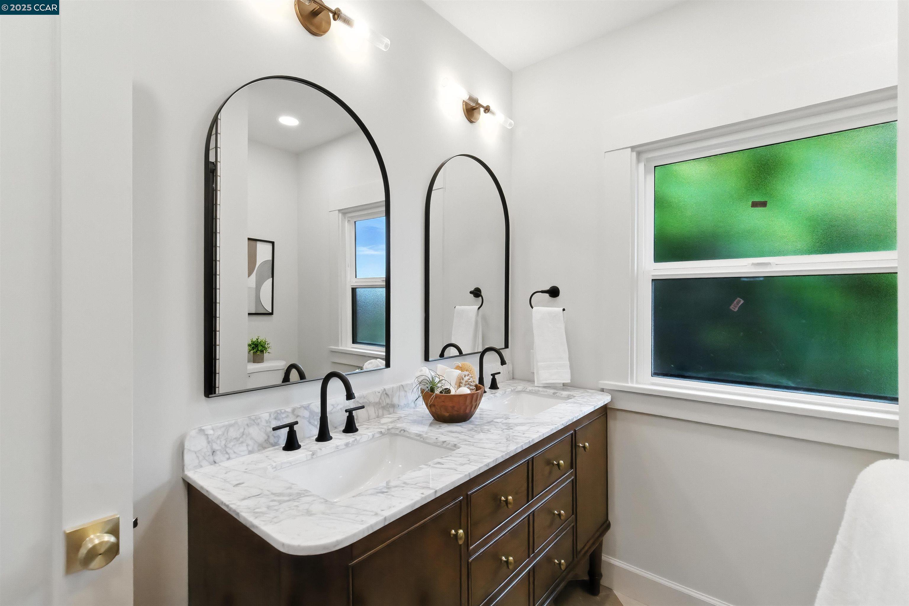 Detail Gallery Image 23 of 39 For 5020 Golden Gate Ave, Oakland,  CA 94618 - 4 Beds | 3 Baths