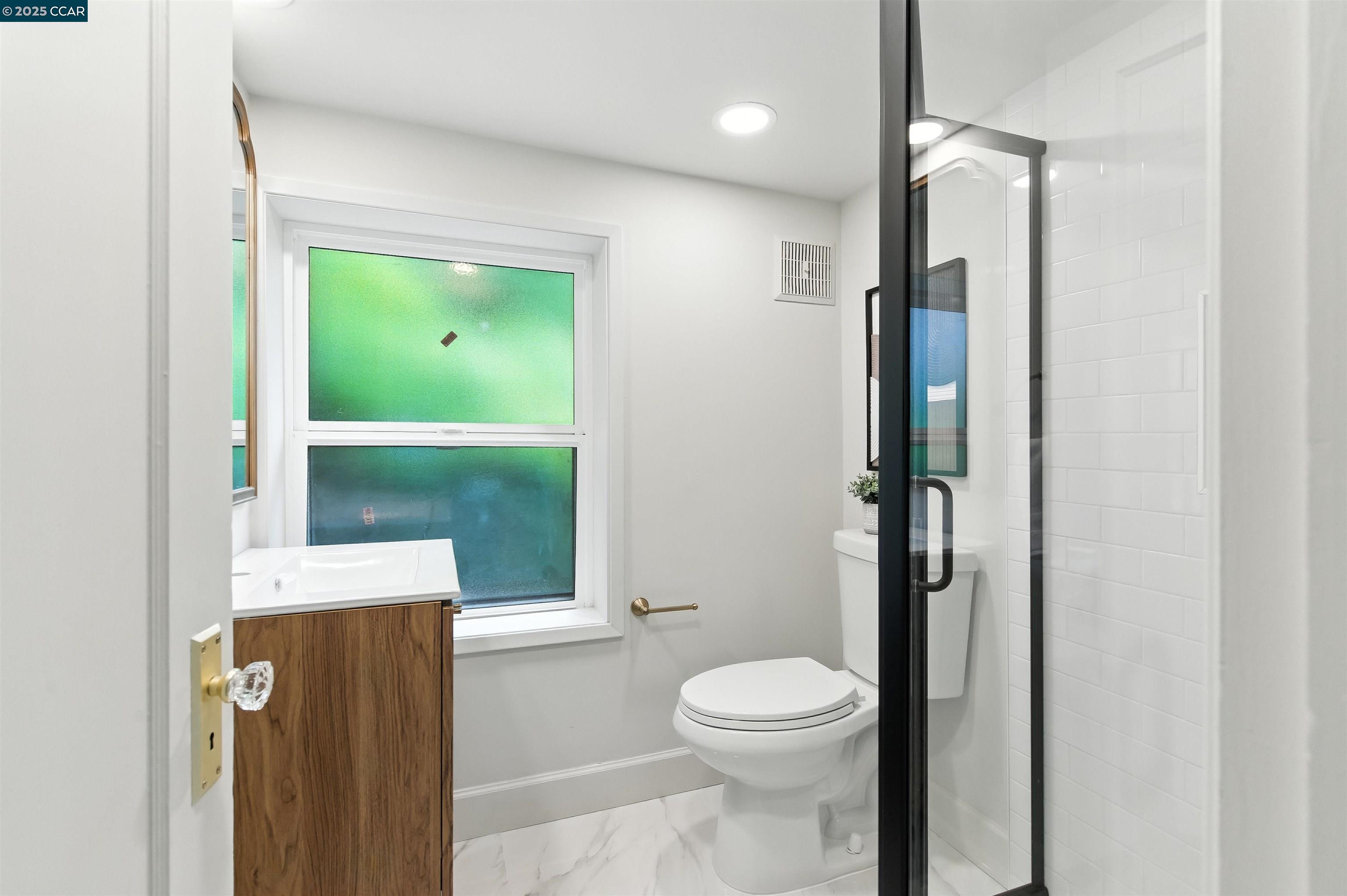 Detail Gallery Image 27 of 39 For 5020 Golden Gate Ave, Oakland,  CA 94618 - 4 Beds | 3 Baths