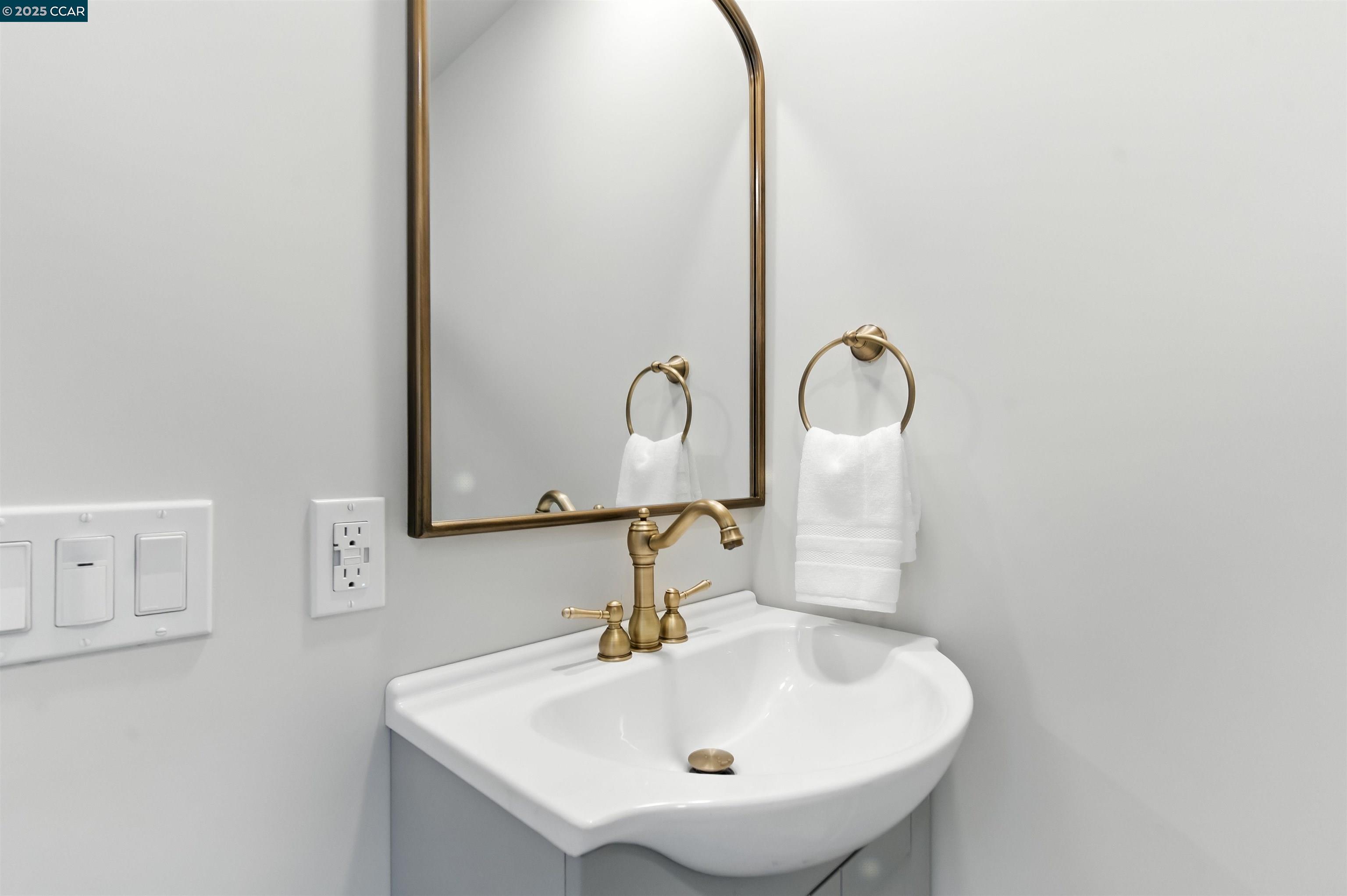 Detail Gallery Image 29 of 39 For 5020 Golden Gate Ave, Oakland,  CA 94618 - 4 Beds | 3 Baths