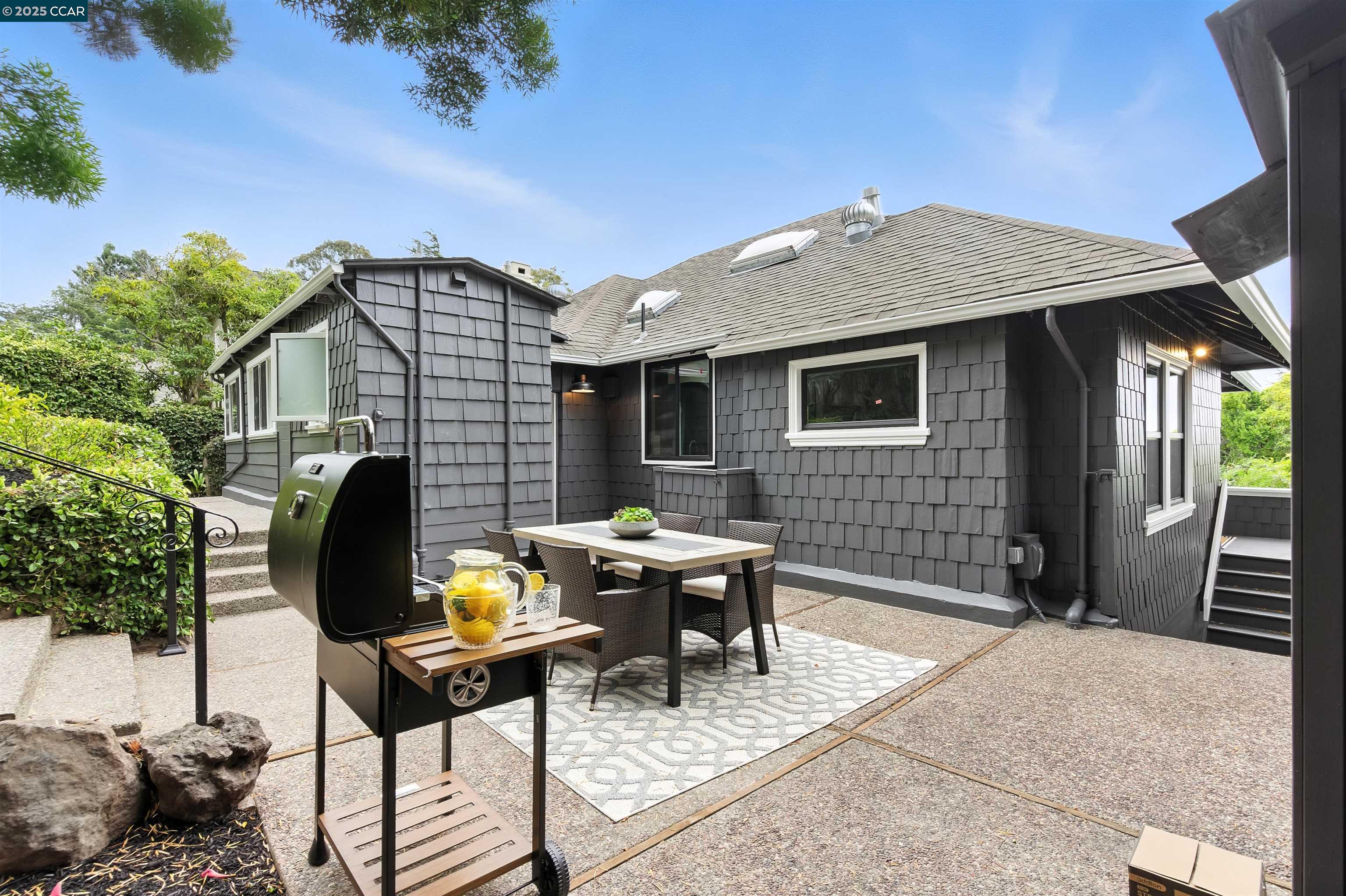 Detail Gallery Image 31 of 39 For 5020 Golden Gate Ave, Oakland,  CA 94618 - 4 Beds | 3 Baths