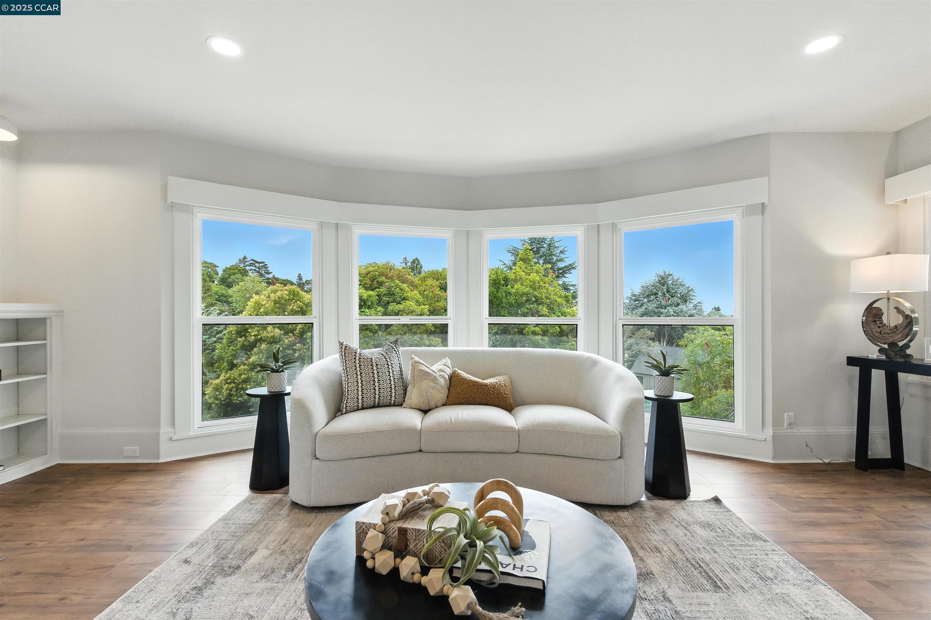 Detail Gallery Image 7 of 39 For 5020 Golden Gate Ave, Oakland,  CA 94618 - 4 Beds | 3 Baths
