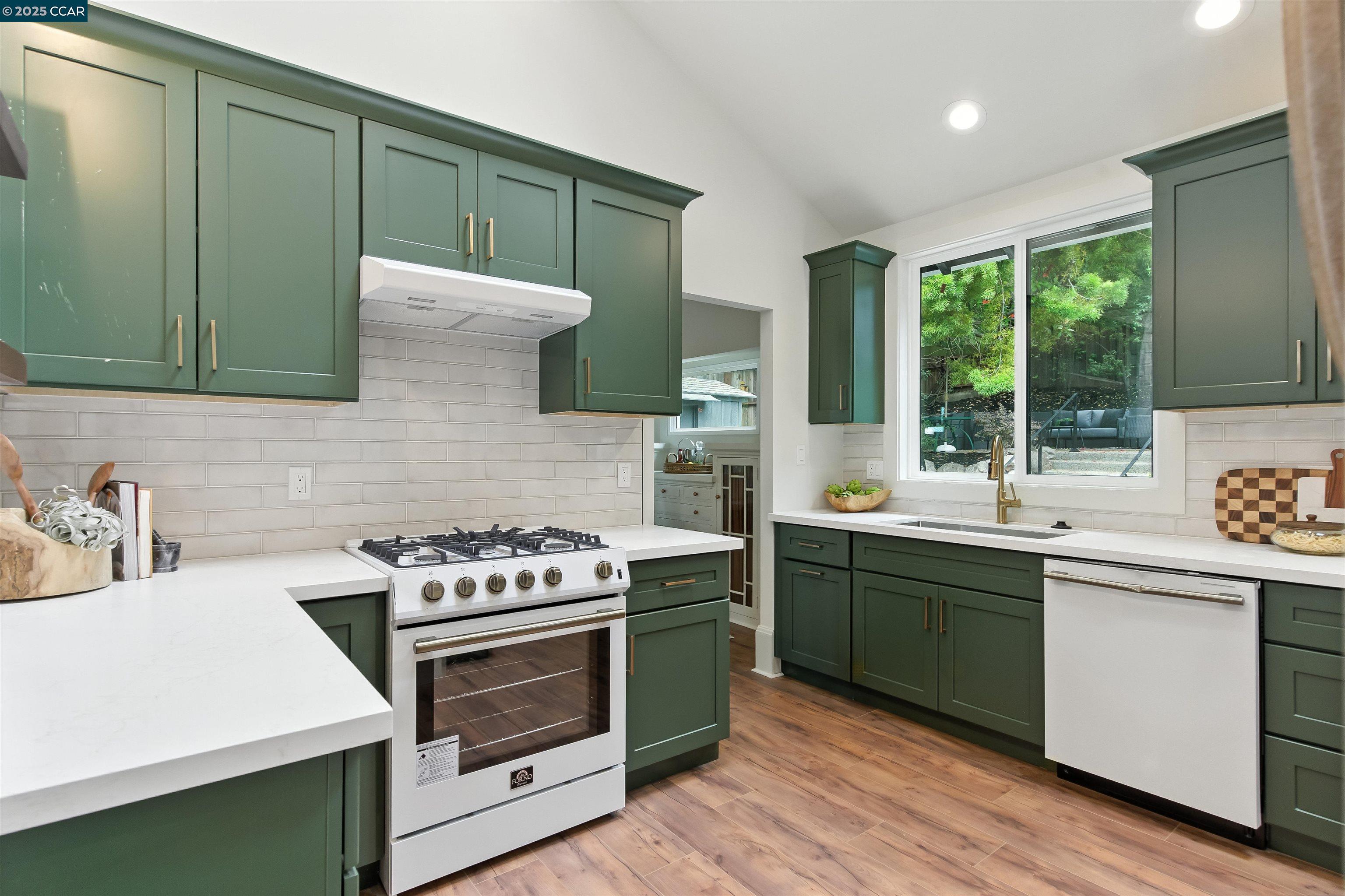Detail Gallery Image 10 of 39 For 5020 Golden Gate Ave, Oakland,  CA 94618 - 4 Beds | 3 Baths