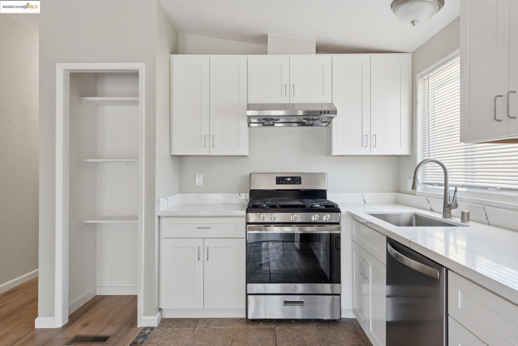 Detail Gallery Image 11 of 48 For 2455 89th Ave, Oakland,  CA 94605 - 6 Beds | 4 Baths