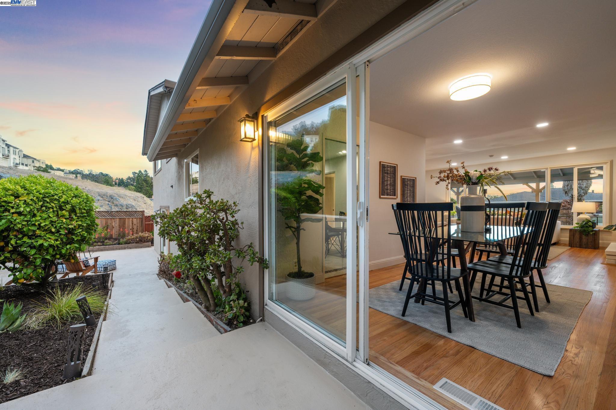 Detail Gallery Image 14 of 58 For 598 Crestmont Drive, Oakland,  CA 94619 - 4 Beds | 2/1 Baths