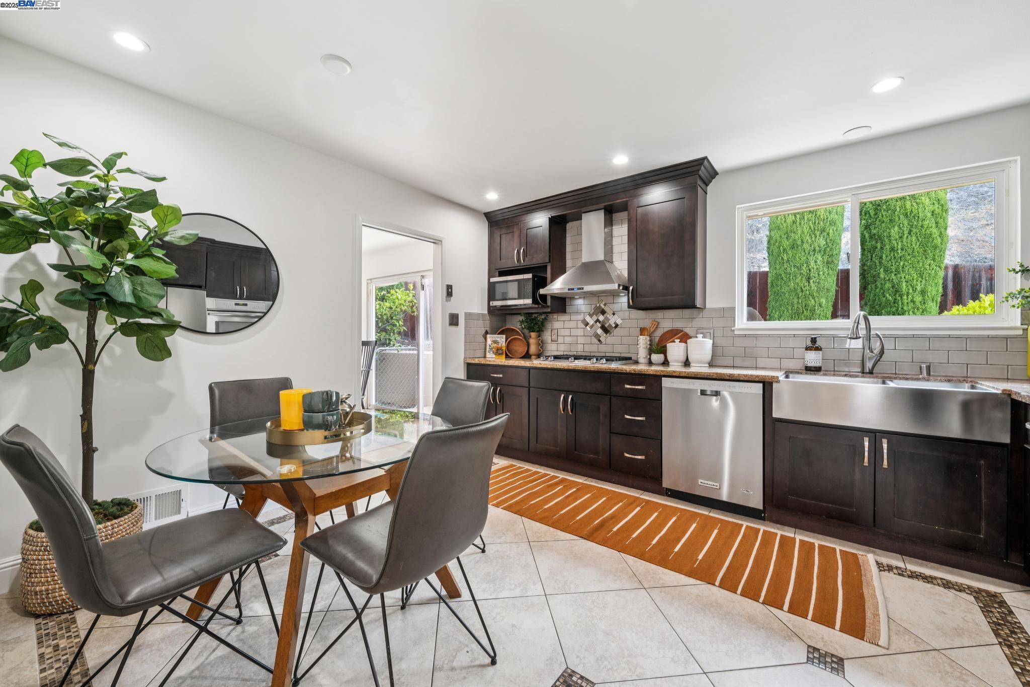 Detail Gallery Image 15 of 58 For 598 Crestmont Drive, Oakland,  CA 94619 - 4 Beds | 2/1 Baths