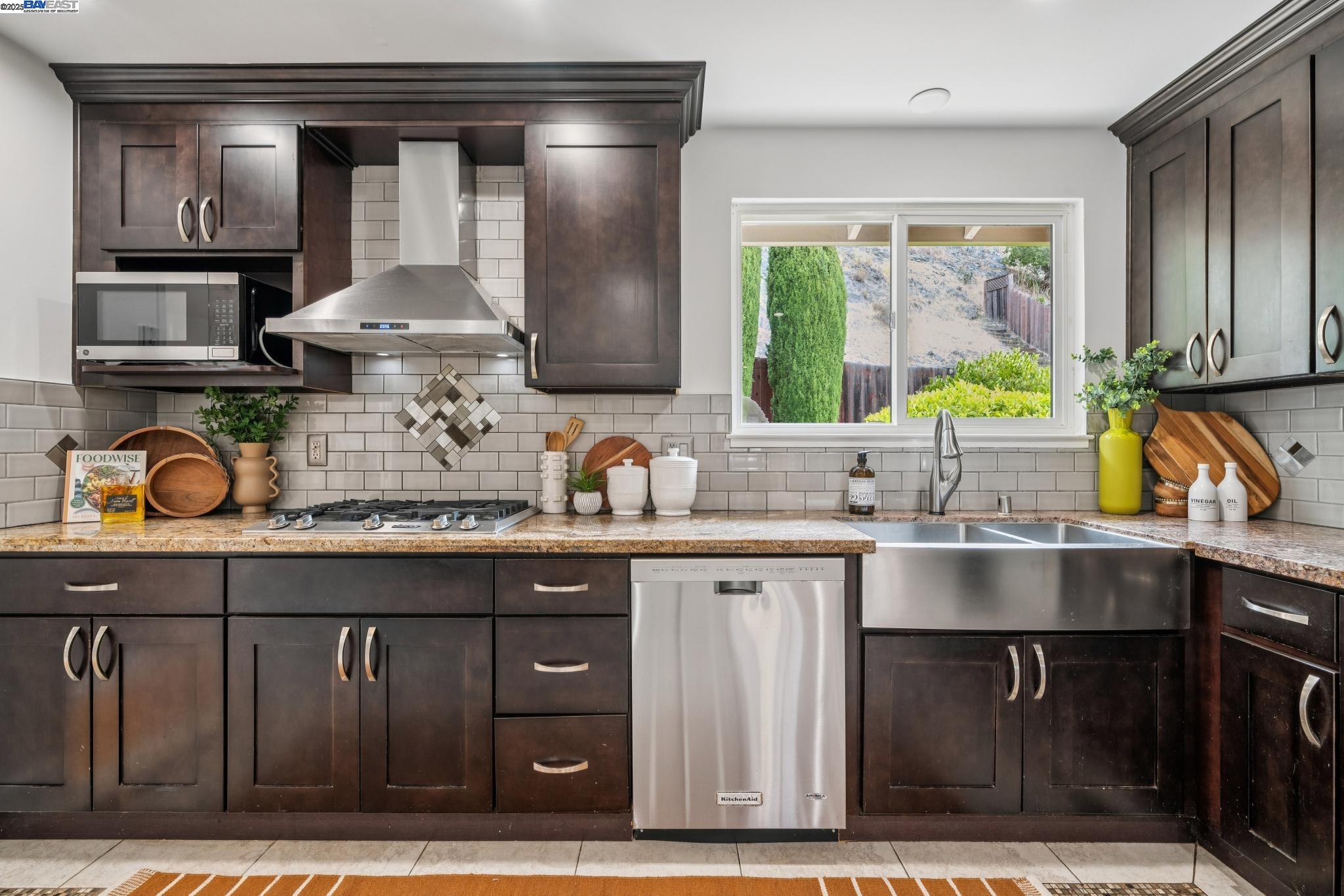 Detail Gallery Image 16 of 58 For 598 Crestmont Drive, Oakland,  CA 94619 - 4 Beds | 2/1 Baths