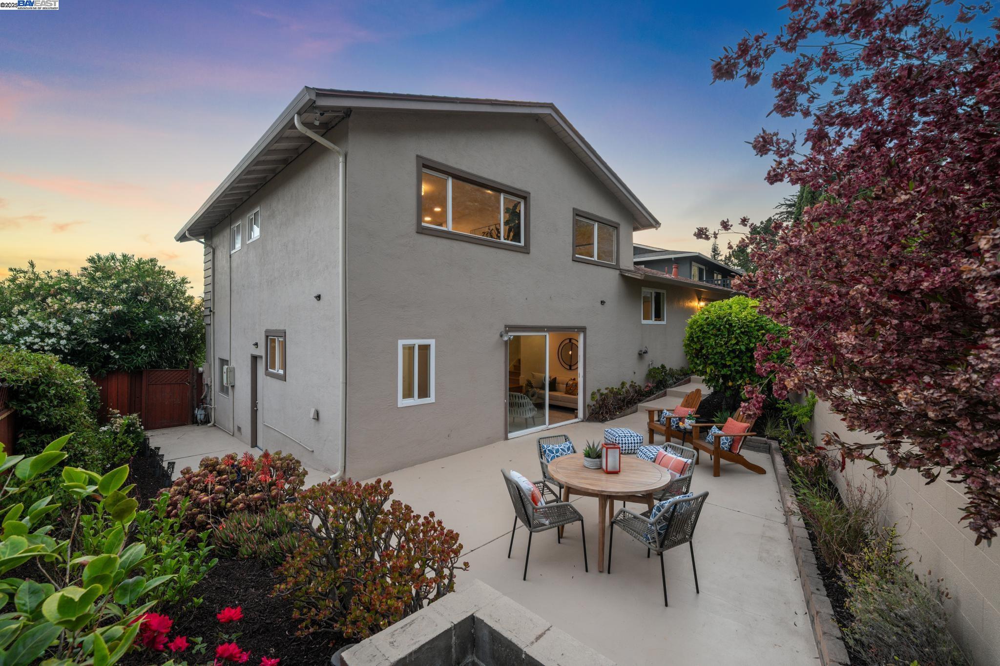 Detail Gallery Image 4 of 58 For 598 Crestmont Drive, Oakland,  CA 94619 - 4 Beds | 2/1 Baths