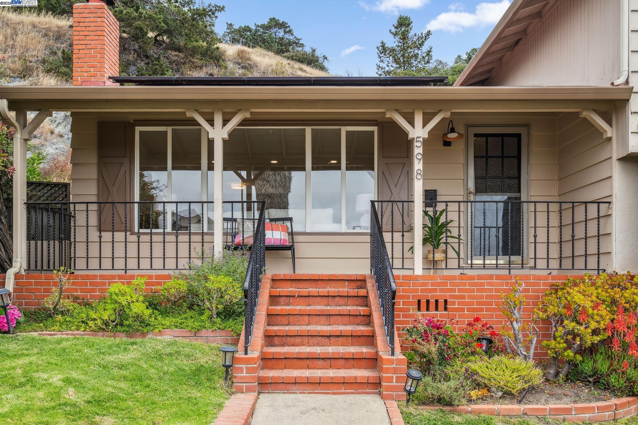 Detail Gallery Image 5 of 58 For 598 Crestmont Drive, Oakland,  CA 94619 - 4 Beds | 2/1 Baths