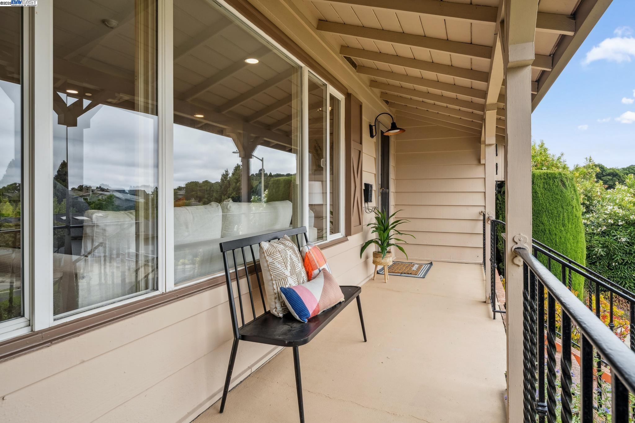 Detail Gallery Image 6 of 58 For 598 Crestmont Drive, Oakland,  CA 94619 - 4 Beds | 2/1 Baths