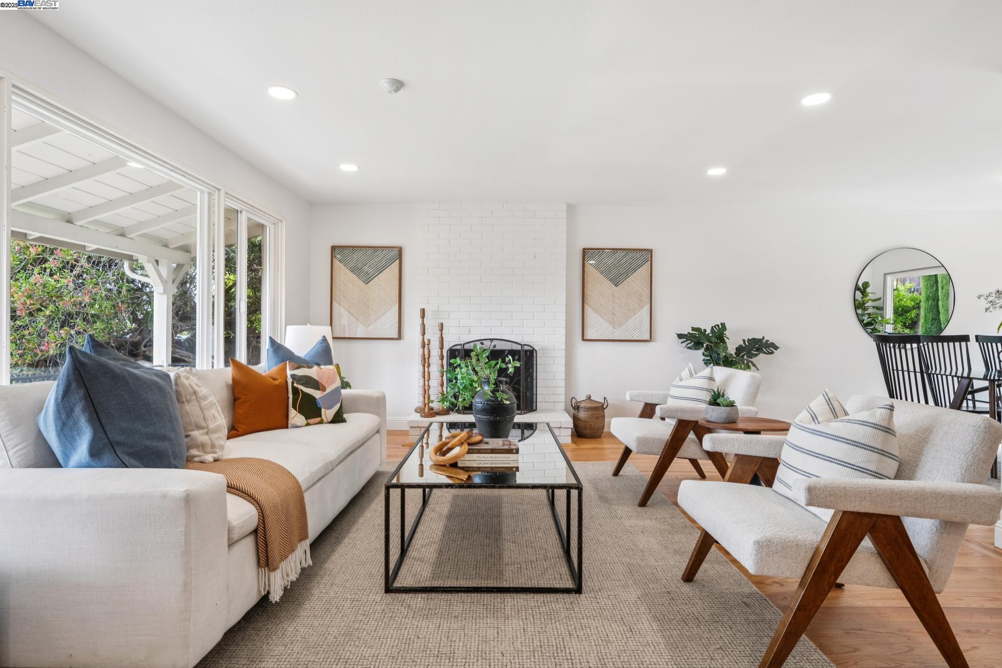Detail Gallery Image 7 of 58 For 598 Crestmont Drive, Oakland,  CA 94619 - 4 Beds | 2/1 Baths