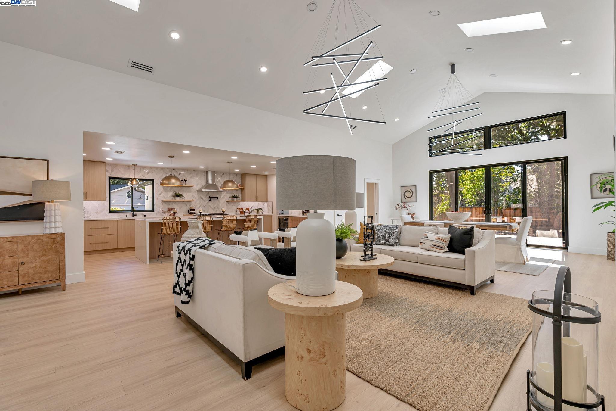 Detail Gallery Image 7 of 49 For 160 via Del Sol, Walnut Creek,  CA 94597 - 5 Beds | 3/1 Baths